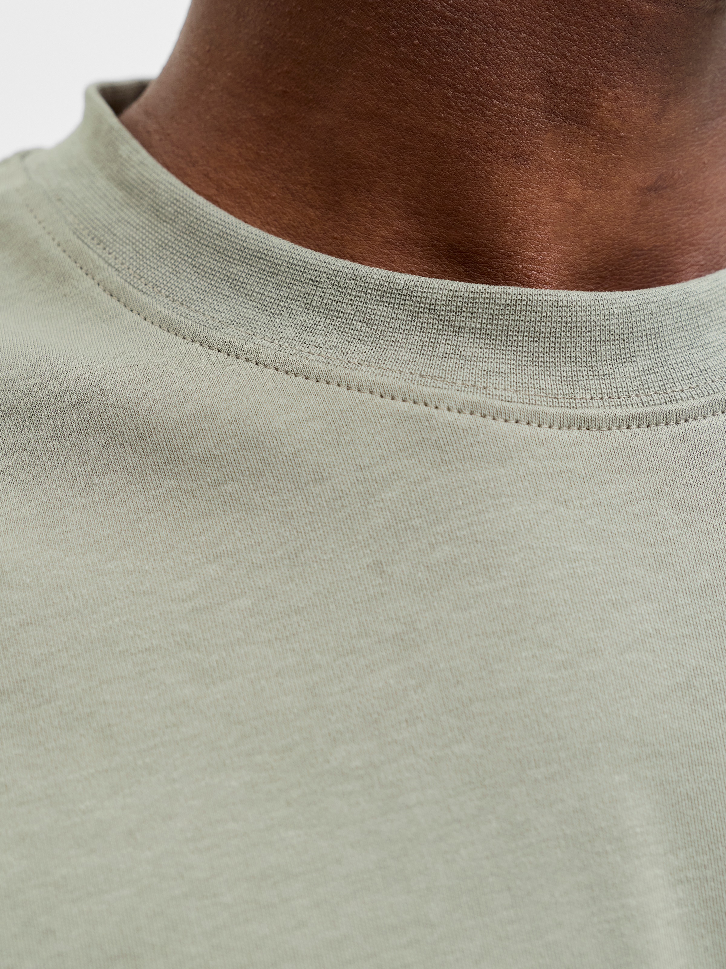 Rundhalsshirt JACK & JONES "JJEURBAN EDGE TEE SS O-NECK NOOS", Herren, Gr. L, vetiver, Jersey, Obermaterial: 100% Baumwolle, unifarben, relaxed fit taillenbedeckt, Rundhals, gerader Abschluss, Shirts Rundhalsshirt, mit Rundhalsausschnitt 4