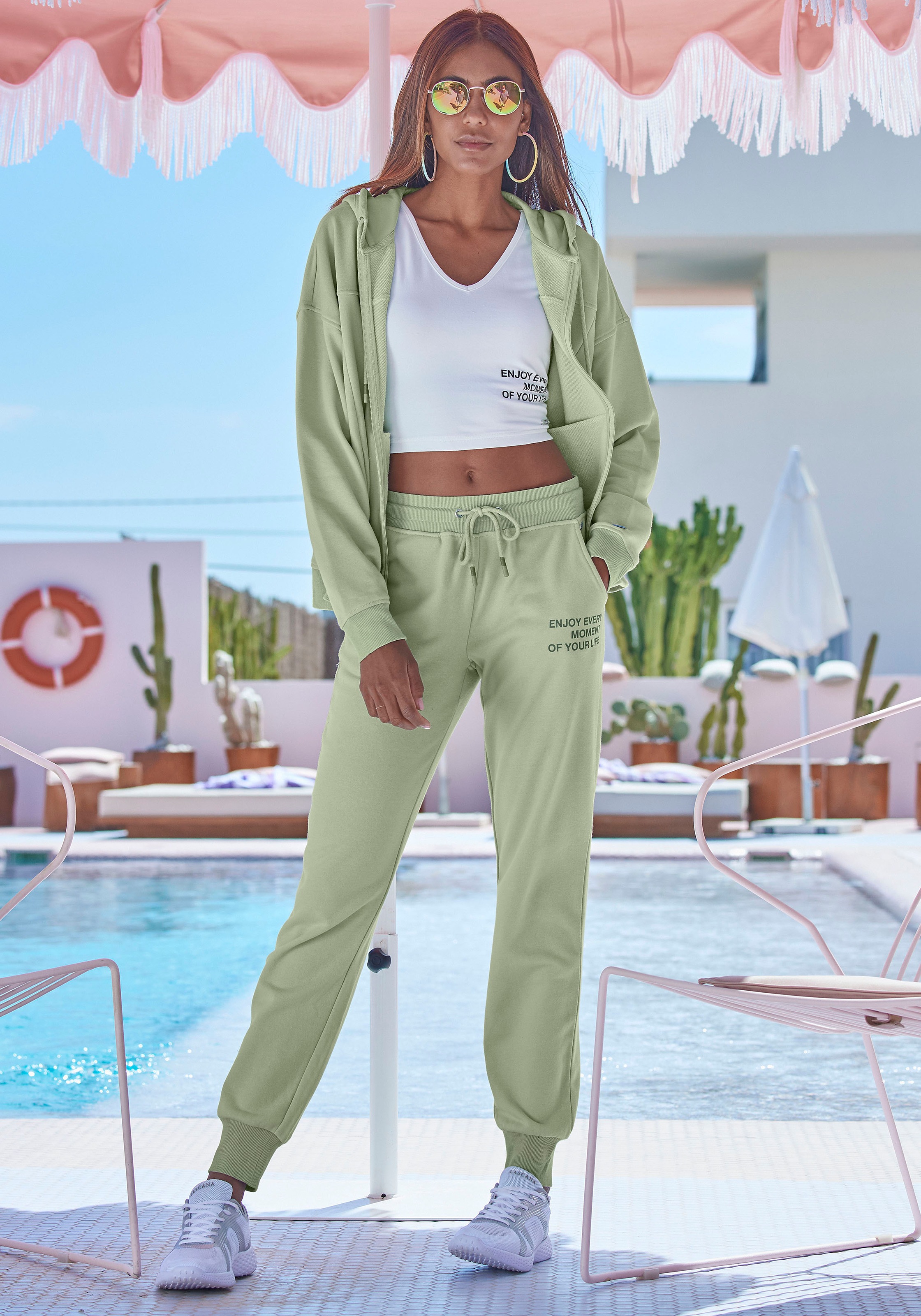 Thumbnail - Buffalo Kapuzensweatjacke mit Statement Druck, Loungewear