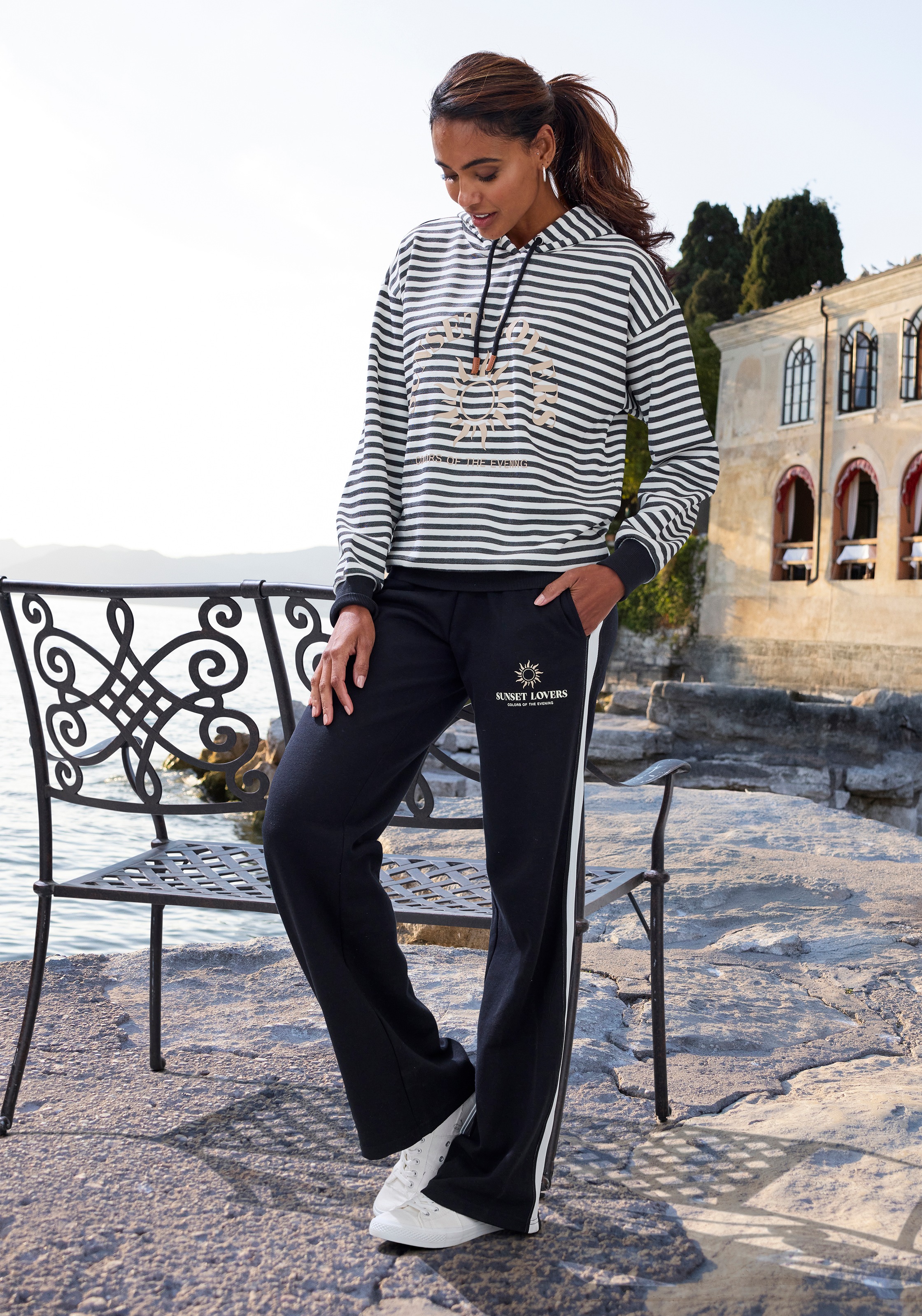 Thumbnail - H.I.S Kapuzenpullover im Streifenlook mit großen Print, Loungewear