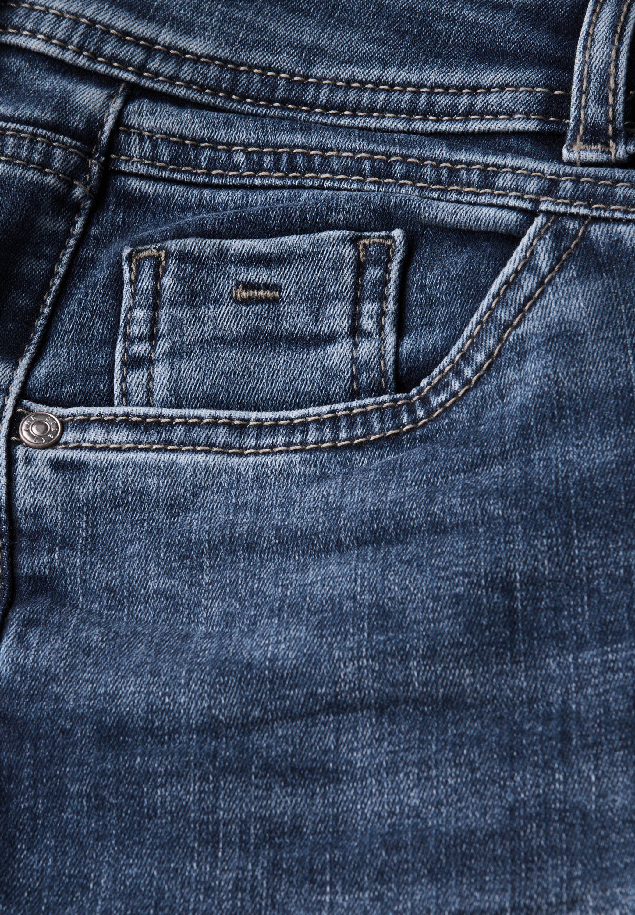 STREET ONE Comfort-fit-Jeans, in dunkelblauer Waschung