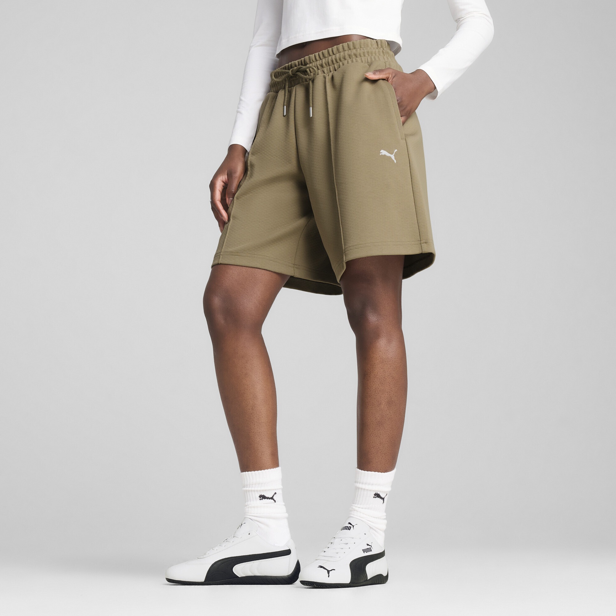 PUMA Sporthose »WARDROBE ESS Lange Relaxed Fit 8" Shorts Damen«