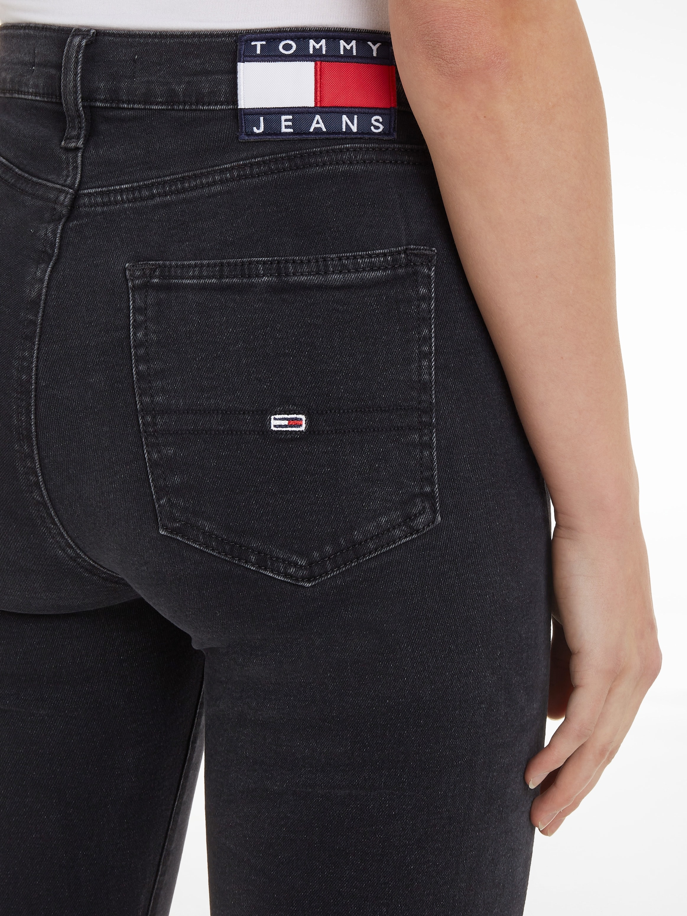 Tommy Jeans Skinny-fit-Jeans »Jeans SYLVIA HR SSKN CG4«, mit Logobadge und Labelflags