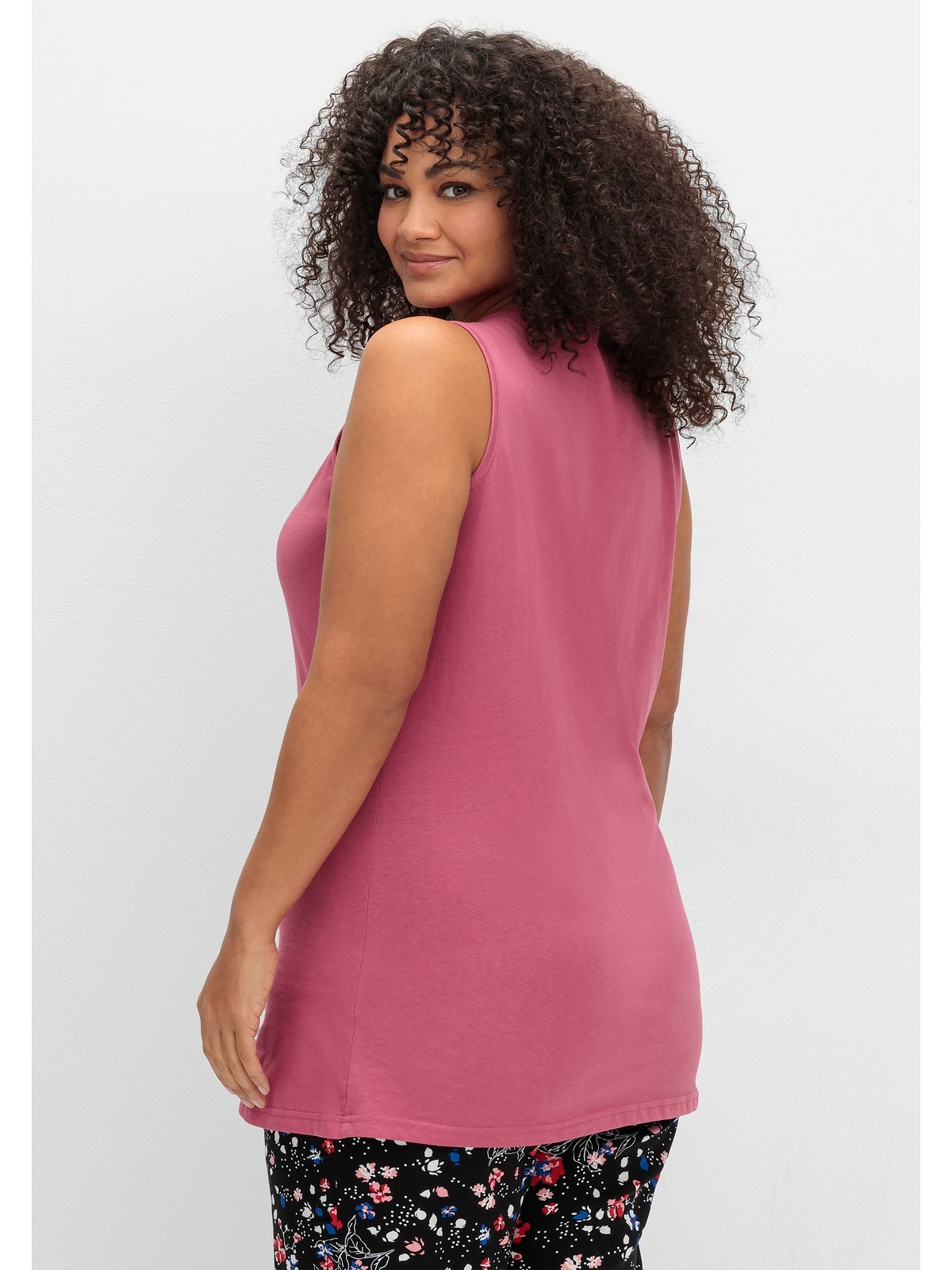 Sheego Tanktop »Große Größen«, mit leichter Raffung und Cut-out am Ausschnitt
