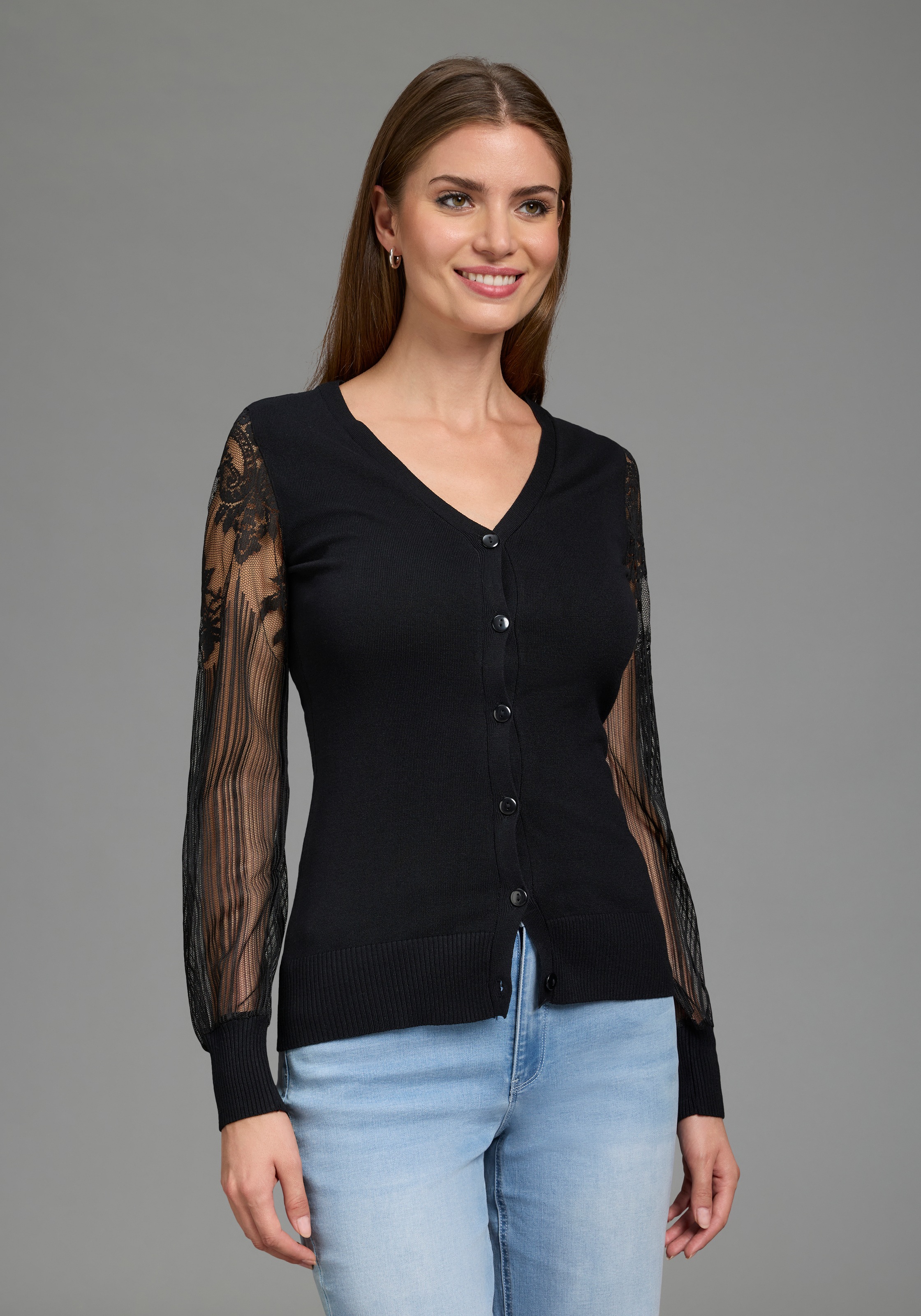 Melrose Strickjacke "mit figurumspielender Passform" mit filigranen Spitzenärmeln