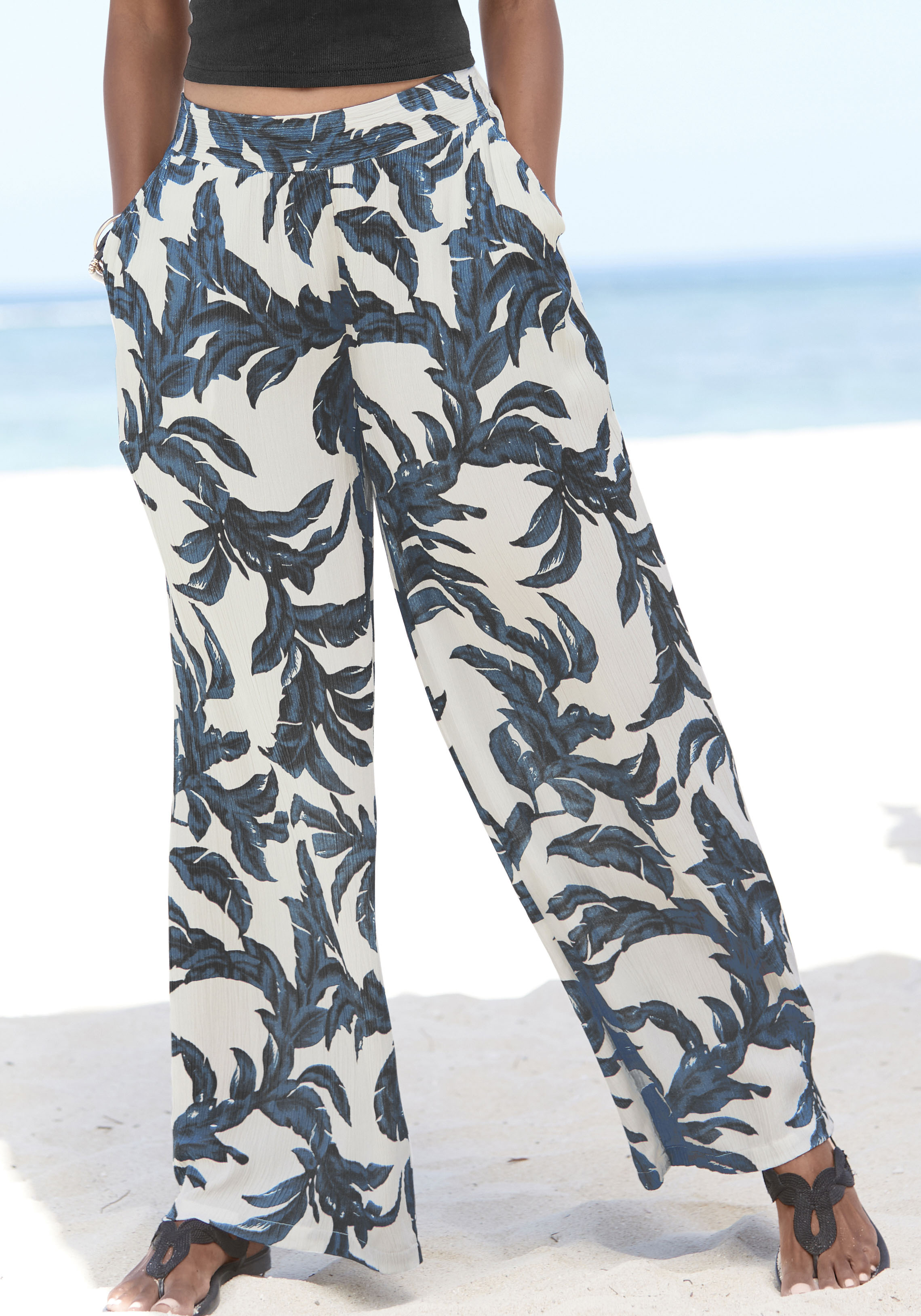 s.Oliver Palazzohose "aus leichter Webware" Viskose-Crepe mit Allover-Druck mit Taschen, luftige Sommerhose