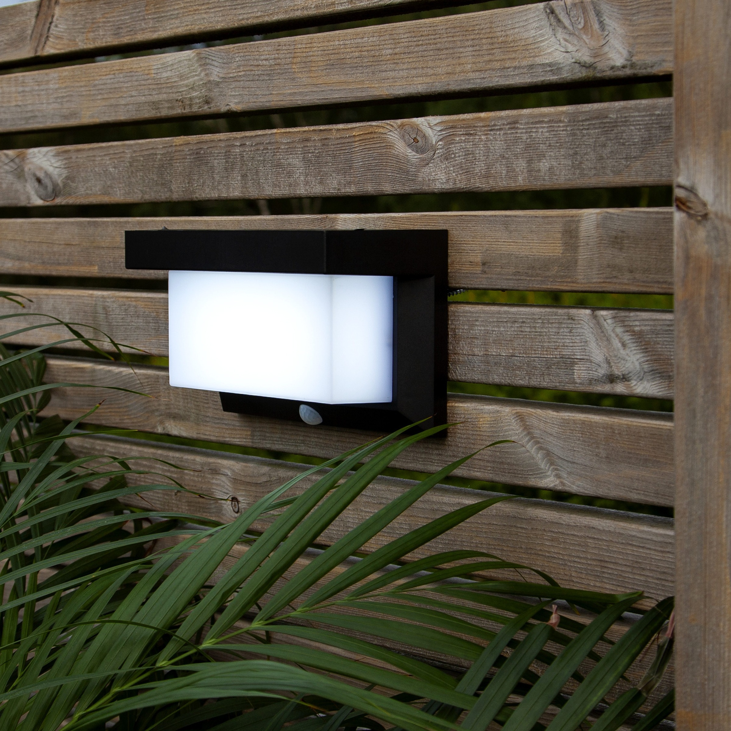 Parforce Traditional Hunting LED Solarleuchte »Solar-Wandleuchte Valla« LED-Board 1 Stk. Neutralweiß 3 Schaltmodi, bis zu 800 lm, stetig mit 200 lm, PIR-Sensor