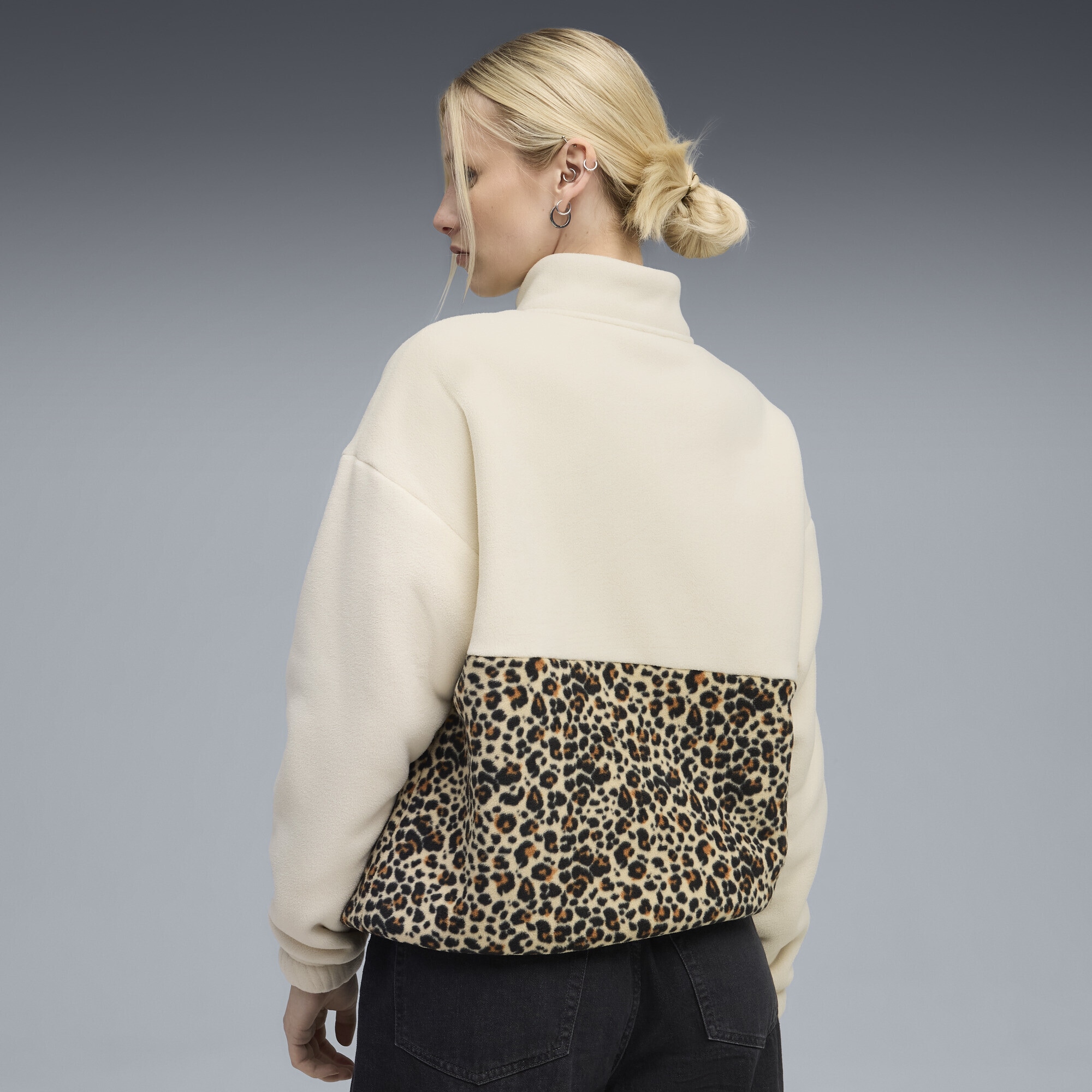 PUMA Sweatshirt »Essentials Relaxed Crew Sweatshirt mit Animal-Print Damen«
