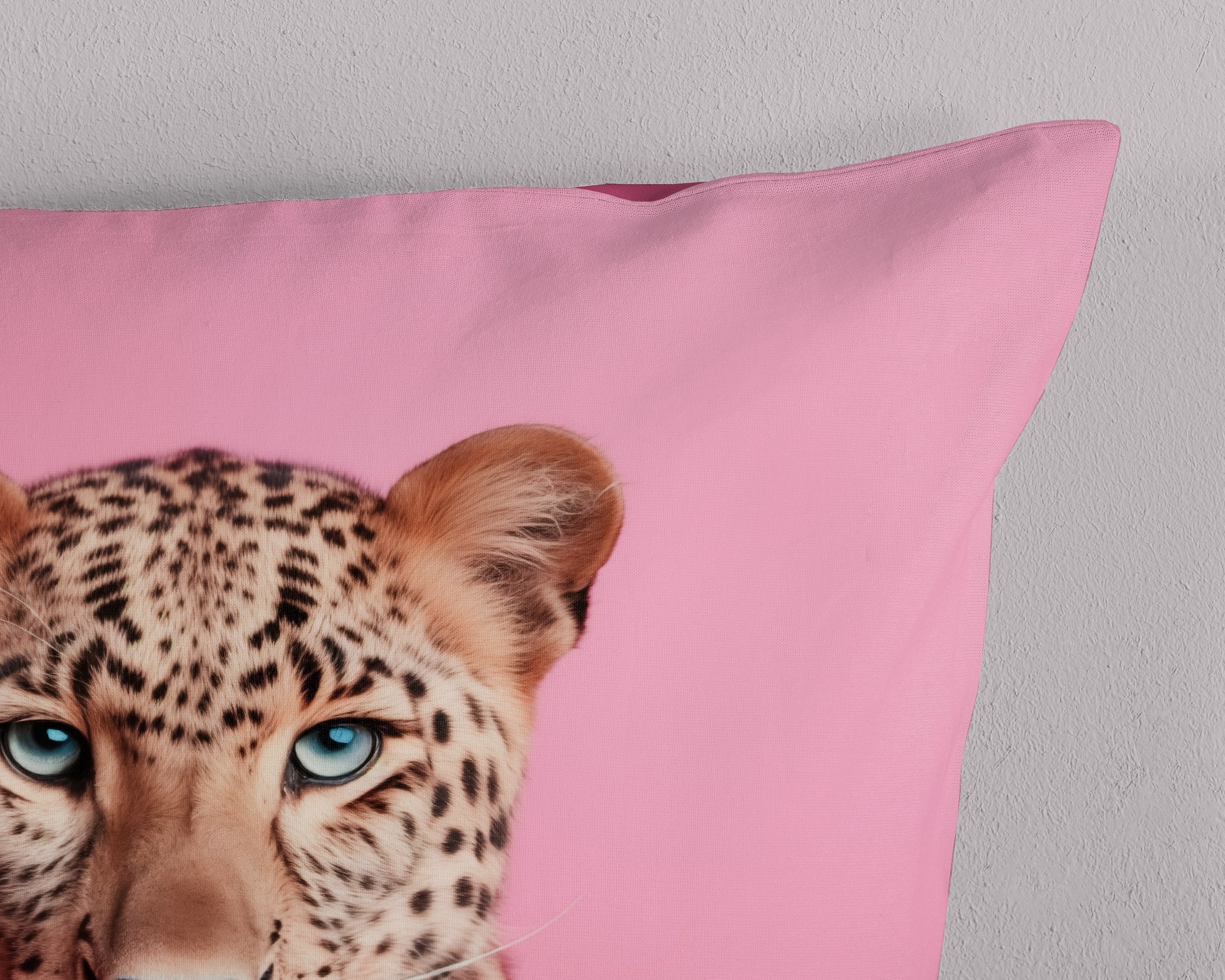 PURE luxury collection Wendebettwäsche »Leona«, Mikrofaser, Pflegeleicht, Reißverschluss, Wendeoptik, Leopard, Rosa