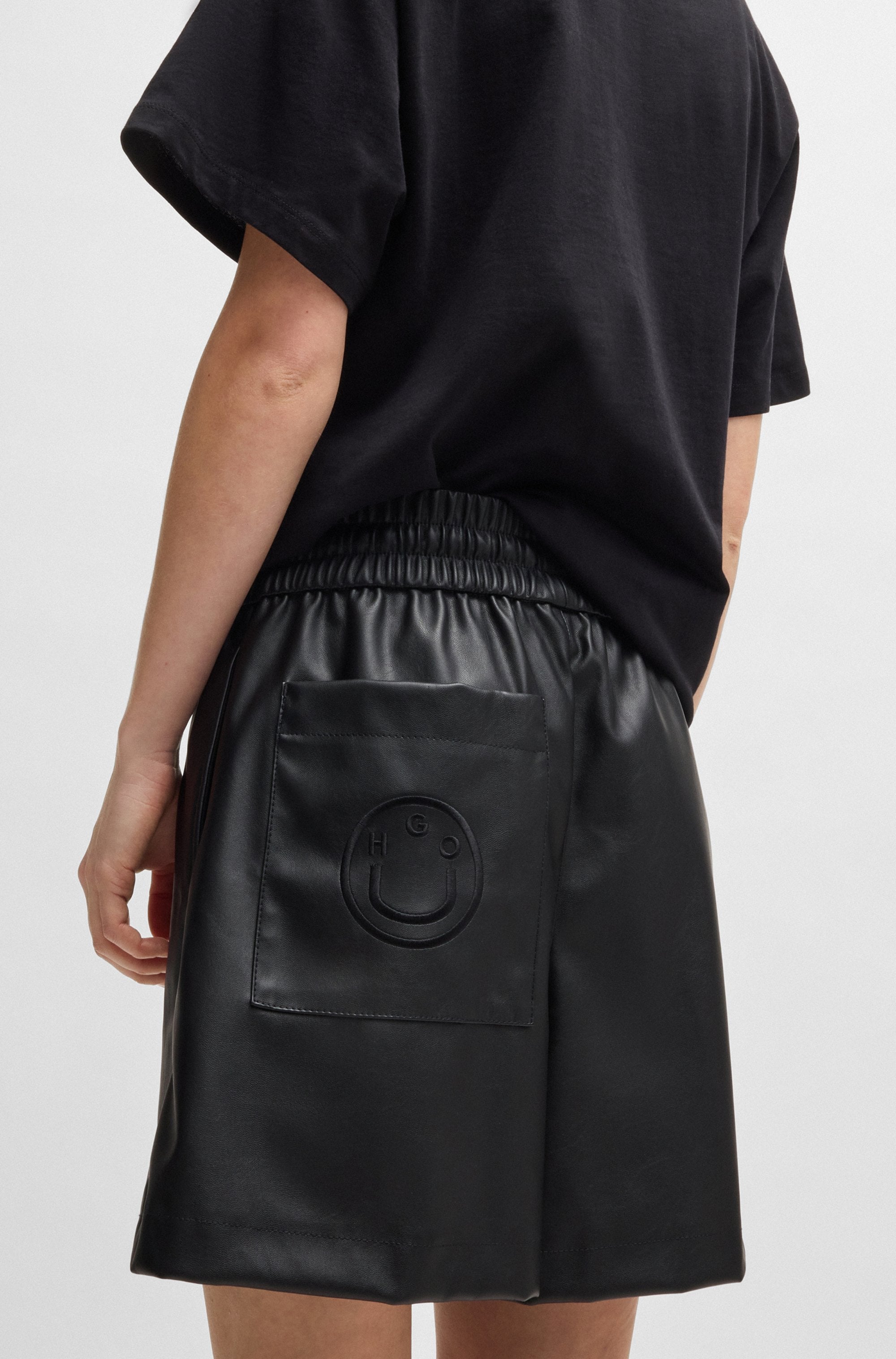 HUGO Blue Shorts »Henuka«, Lederimitat, mit Logostickerei