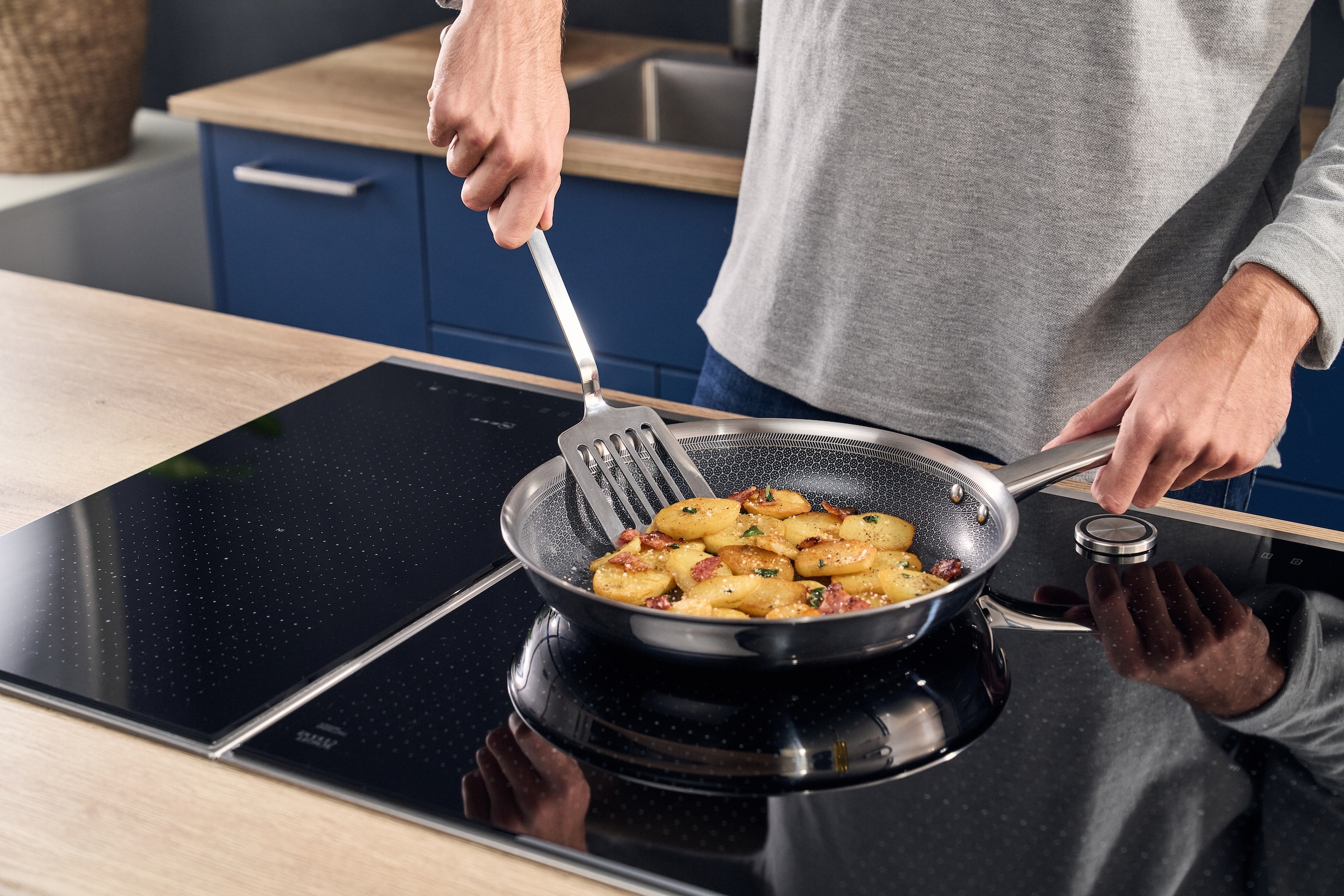 HENCKELS by ZWILLING Bratpfanne »Valley« Edelstahl 1 tlg. Keramikbeschichtung, Soft-Touch-Griffe, fettarmes Braten, Edelstahl