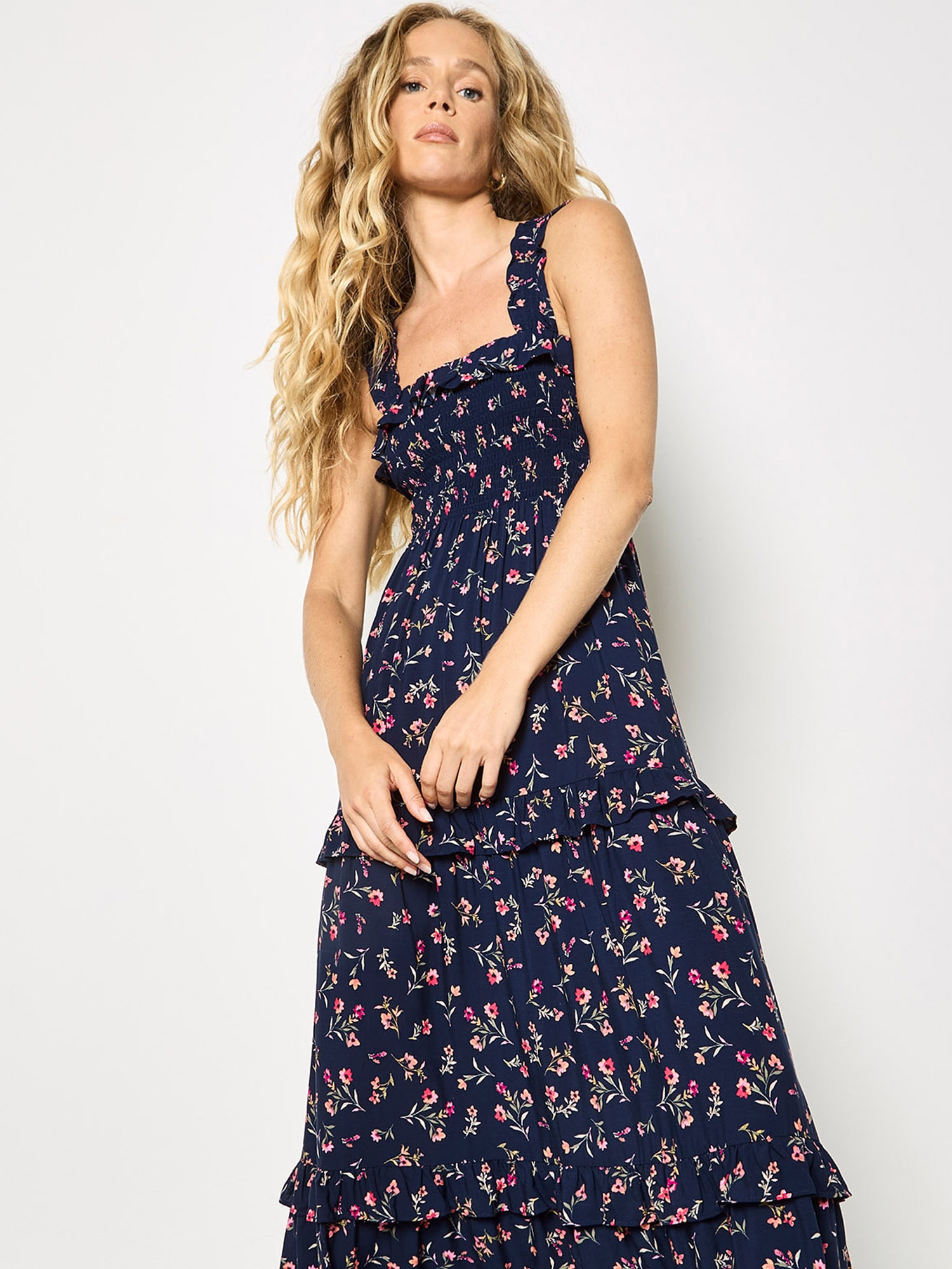 Apricot Maxikleid »Maxikleid mit Smokarbeit und zierlichem Blumenmuster« mit Rüschen