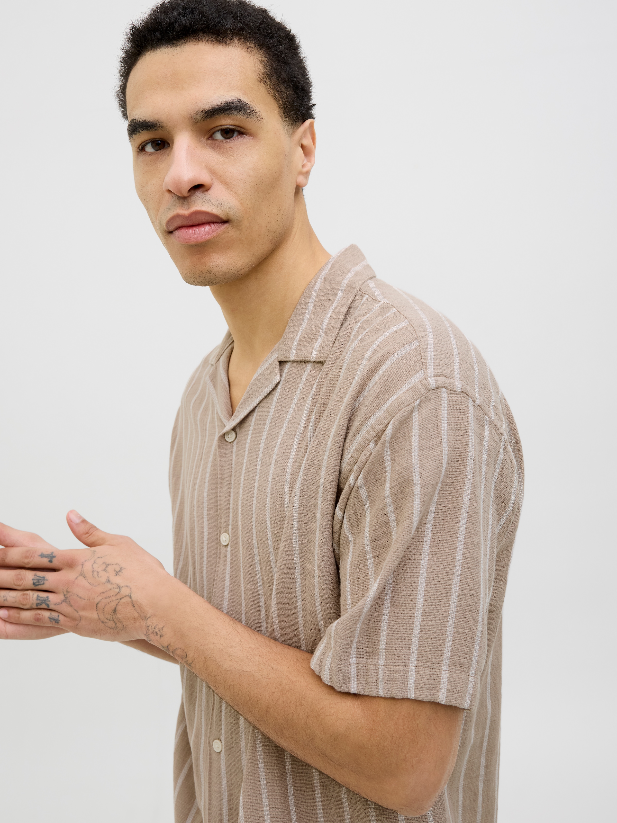 Jack & Jones Kurzarmhemd »JJEENZO STRIPE RESORT SHIRT SS SN«, mit Streifen Muster
