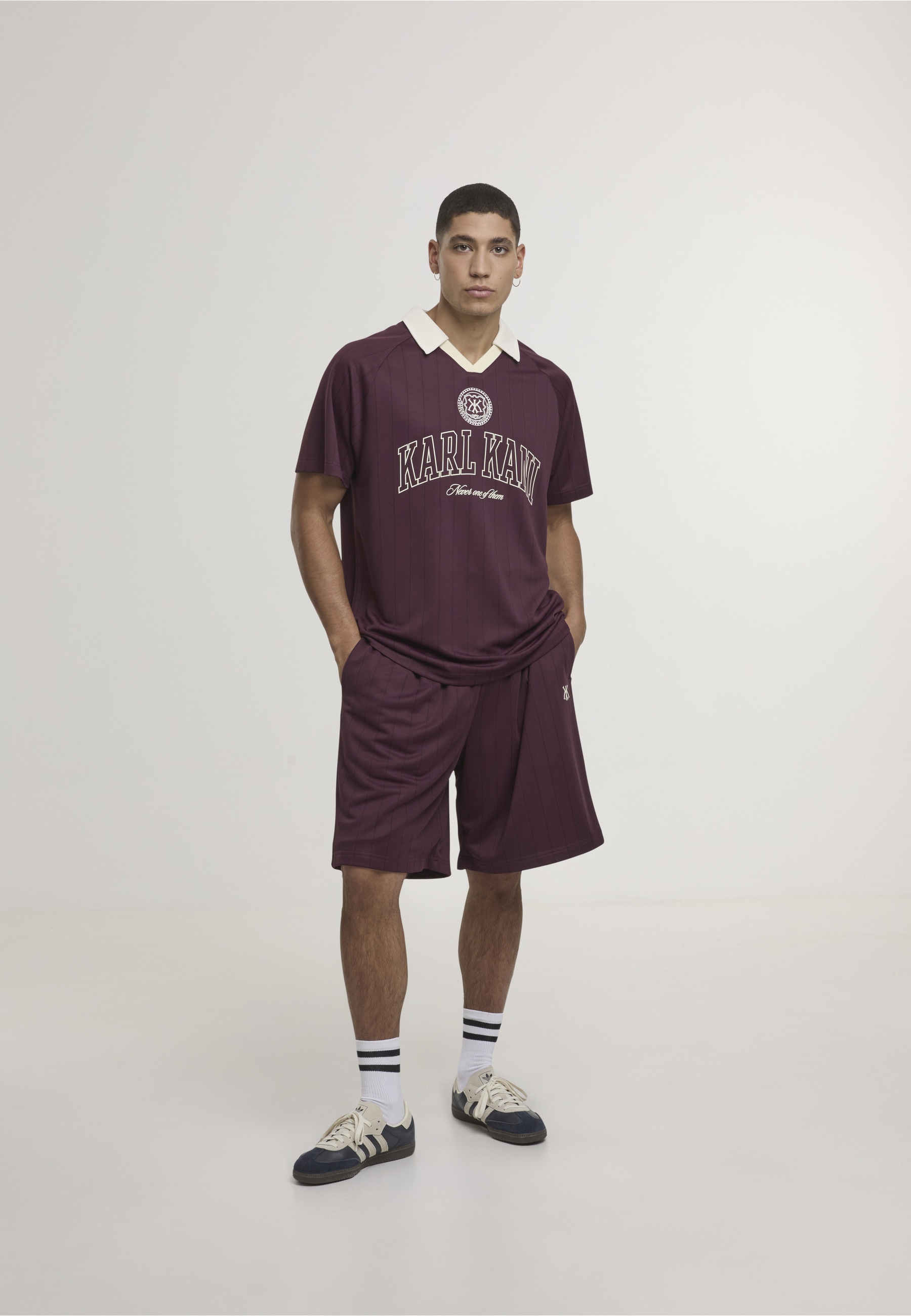 Karl Kani Sweatshorts »Karl Kani KK Insignia Shadow Pinstripe Soccer Shorts«