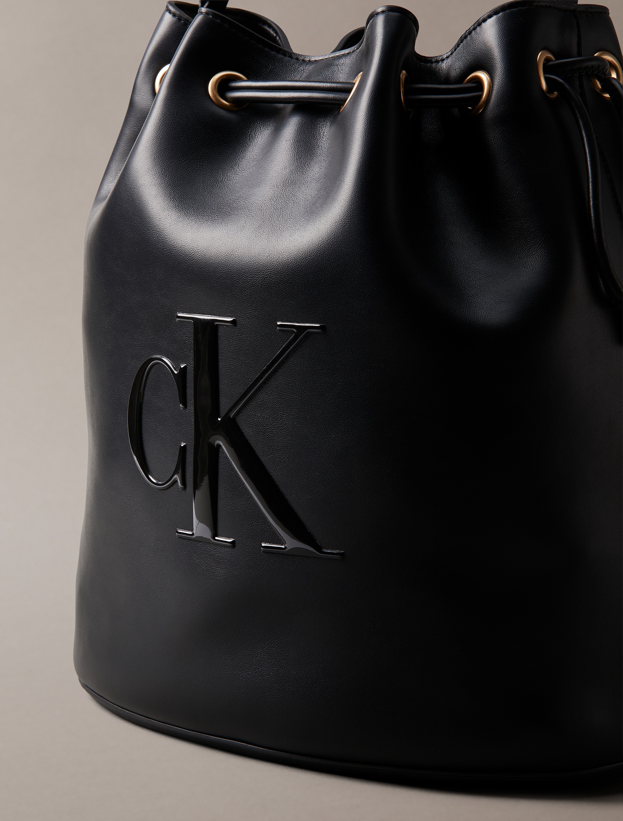 Calvin Klein Beuteltasche »RAISED CK LARGE BUCKET BAG«, Henkeltasche, Damen Handtasche mit großem CK-Logo