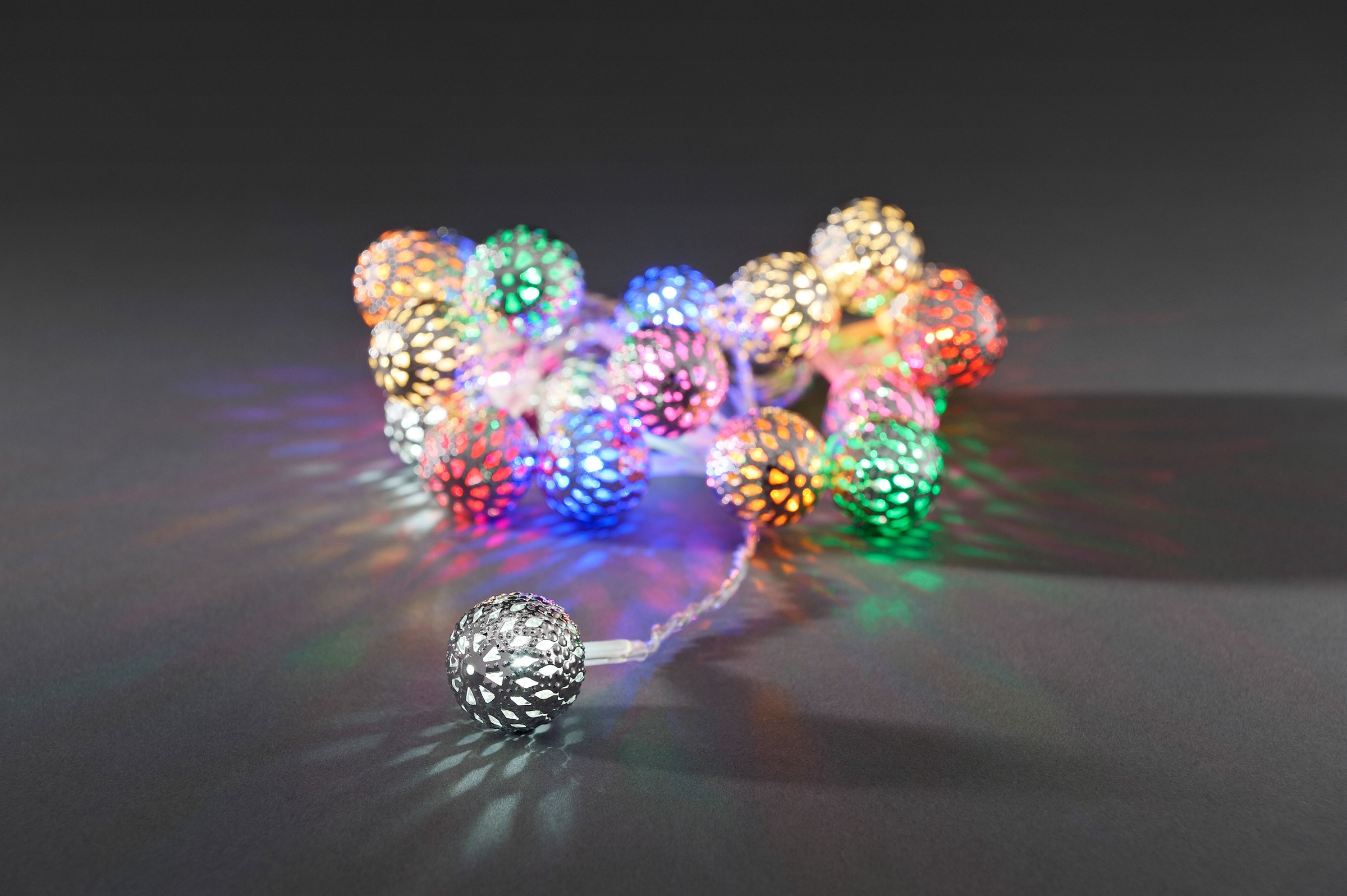 KONSTSMIDE LED-Lichterkette »Weihnachtsdeko«, 21 St.-flammig, LED Dekolichterkette, silberfarbene Metallbälle, 21 bunte Dioden