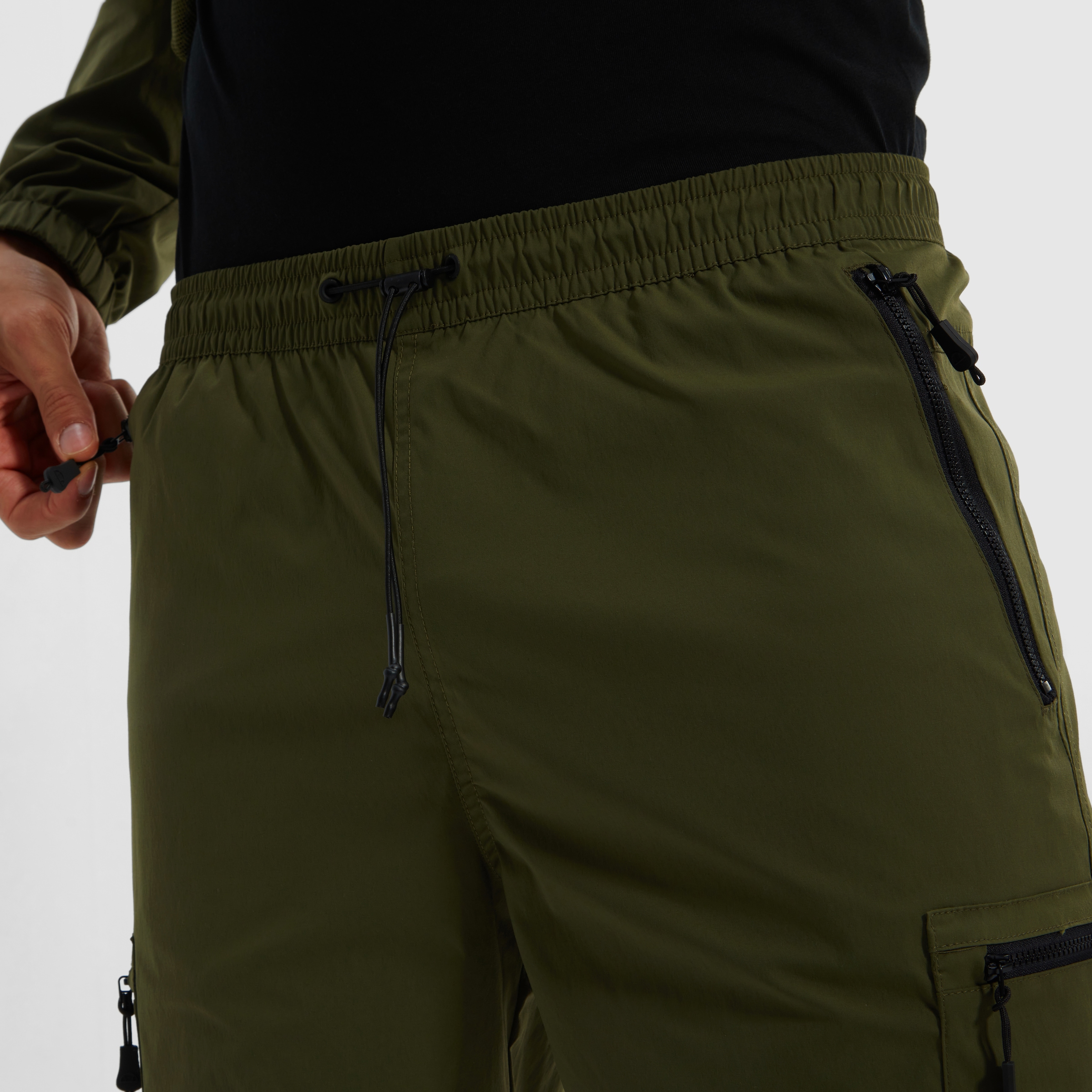 Ellesse Cargoshorts »BULLSEYE CARGO SHORT«, (1 tlg.), mit vielen Reißverschlusstaschen