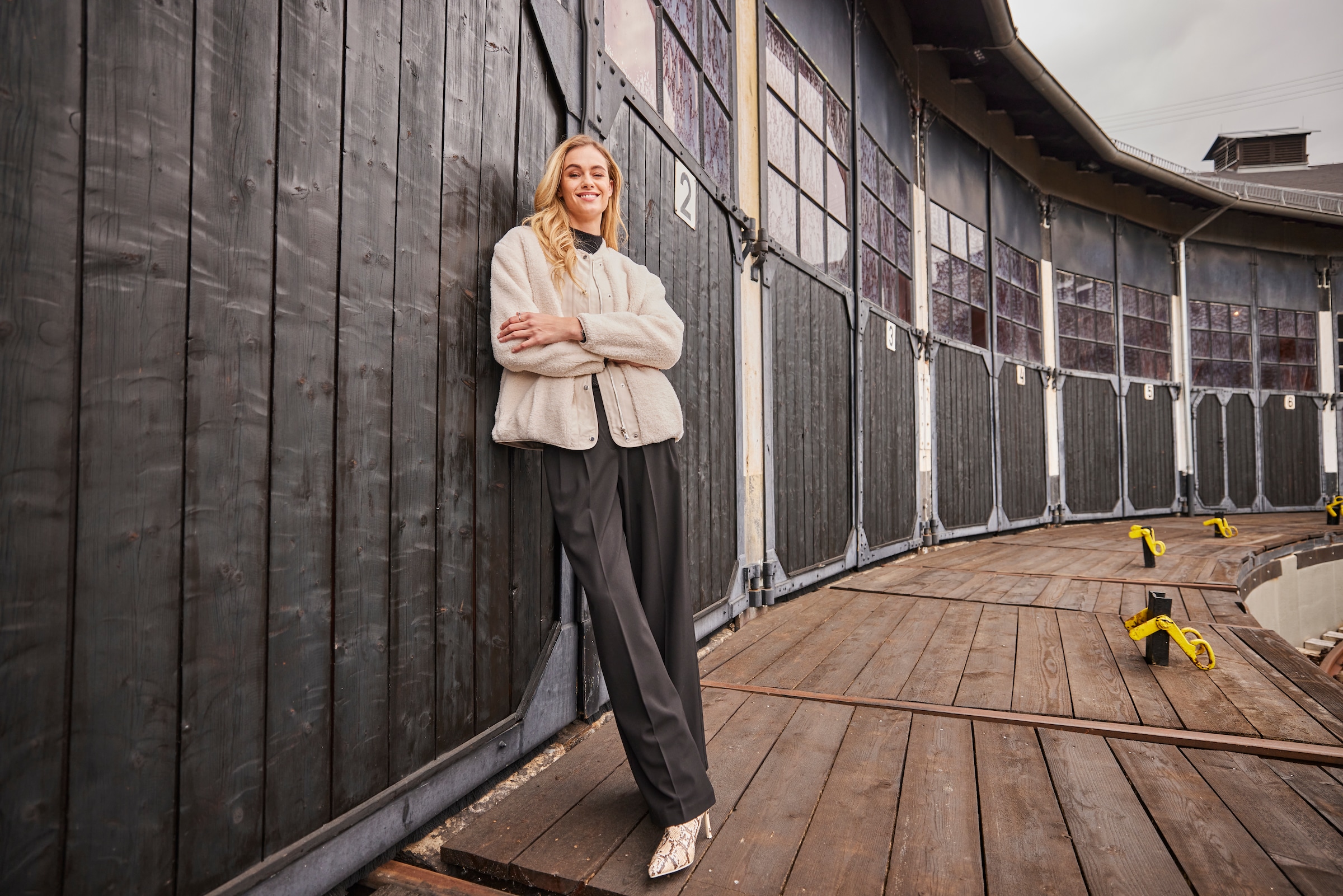 Aniston CASUAL Anzughose, mit Bundfalten - NEUE KOLLEKTION