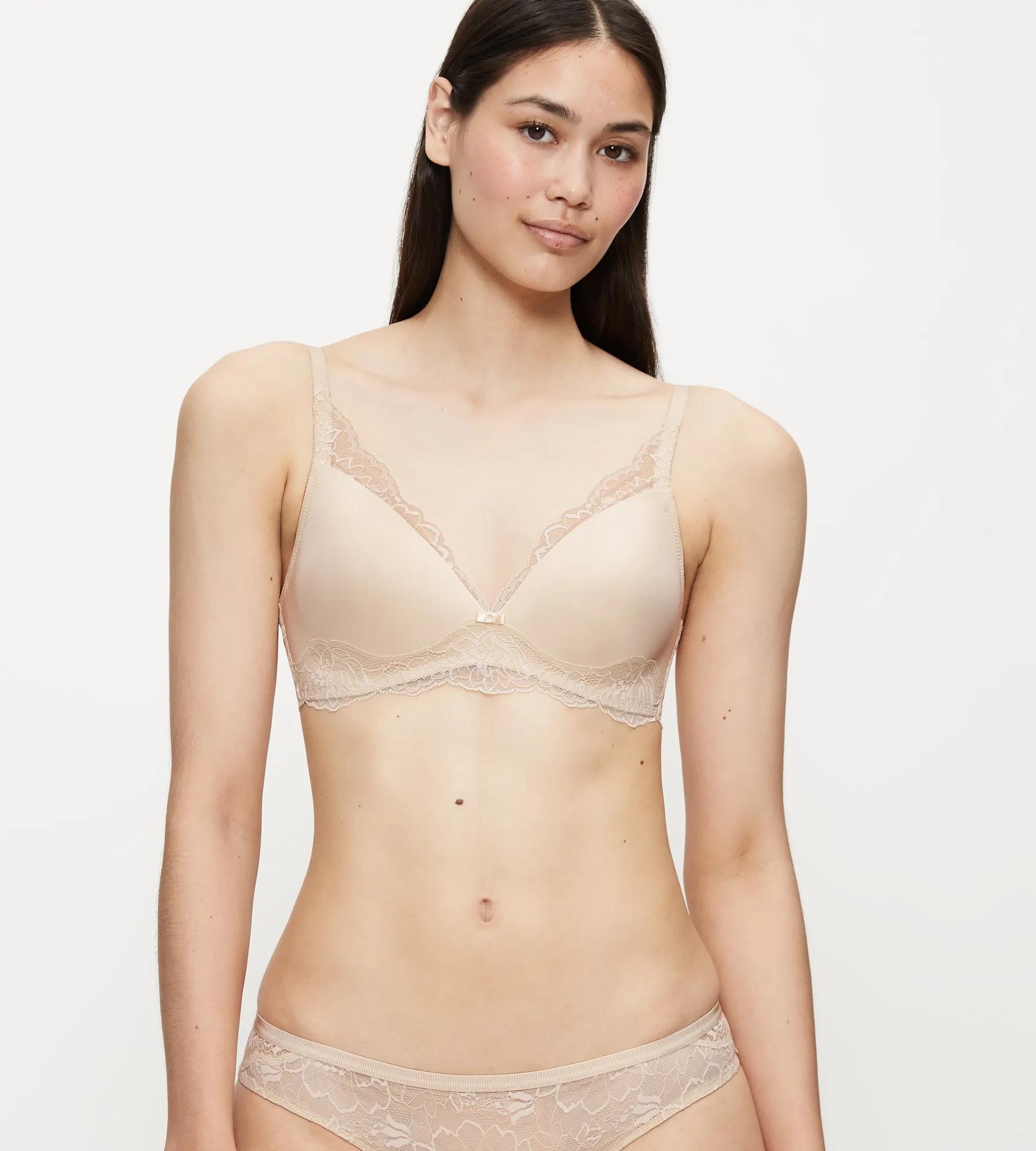 Triumph Bügelloser BH »Amourette Charm« Stretch-Spitze, tiefer V-Ausschnitt, weich, leichte Polsterung