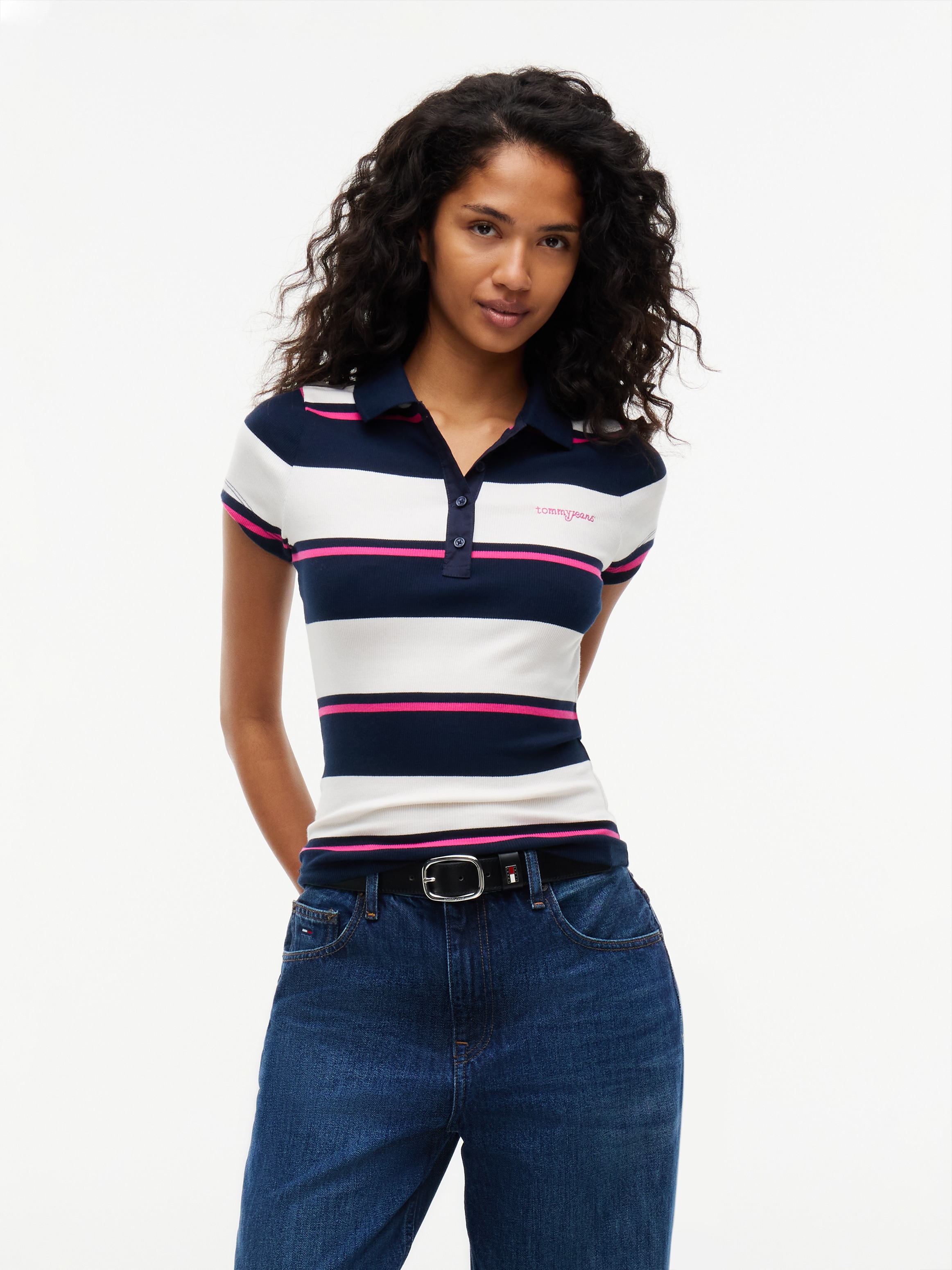 Tommy Jeans Poloshirt "TJW SLIM SCRIPT RIB SS POLO" Baumwollmischung, slim fit, figurbetont, in gerippter Struktur