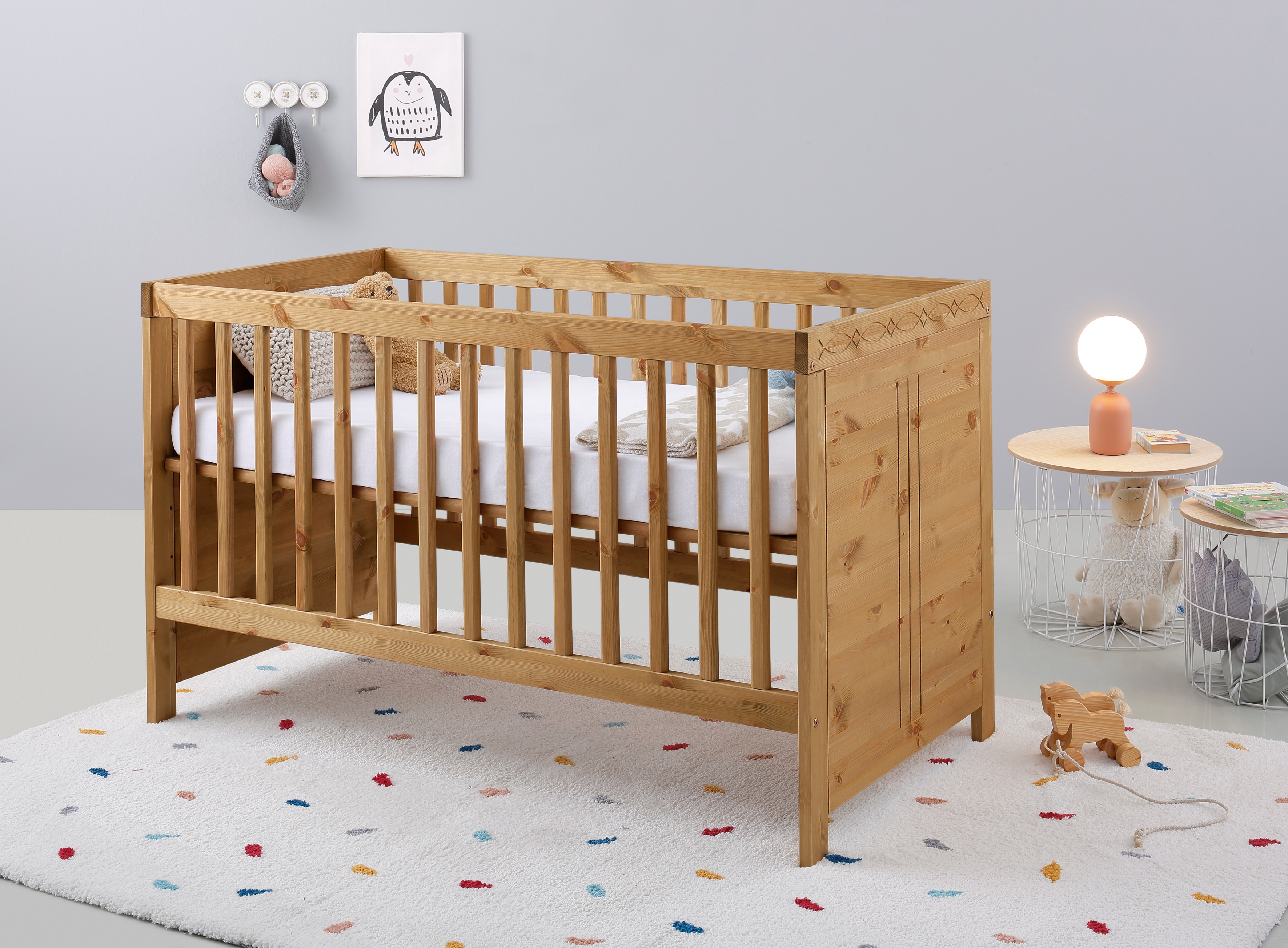 OTTO home Babybett "Indra, Schlupfsprossen, 4-fach verstellbare Liegehöhe," FSC zertifiziertes Massivholz, Landhausstil mit tollen Details