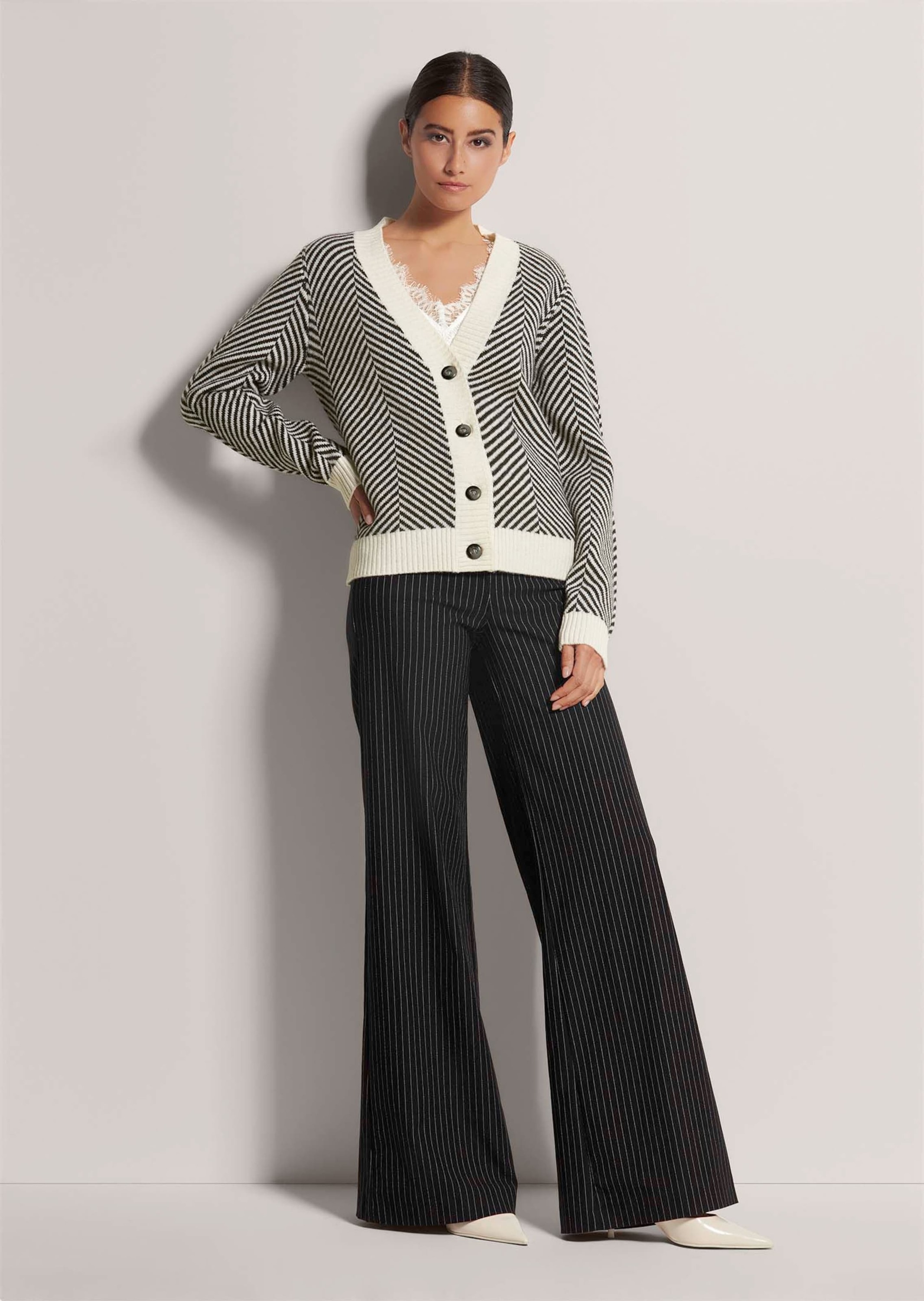 MADELEINE Strickjacke »Strickjacke Cardigan aus Schurwolle mit V-Ausschnitt«