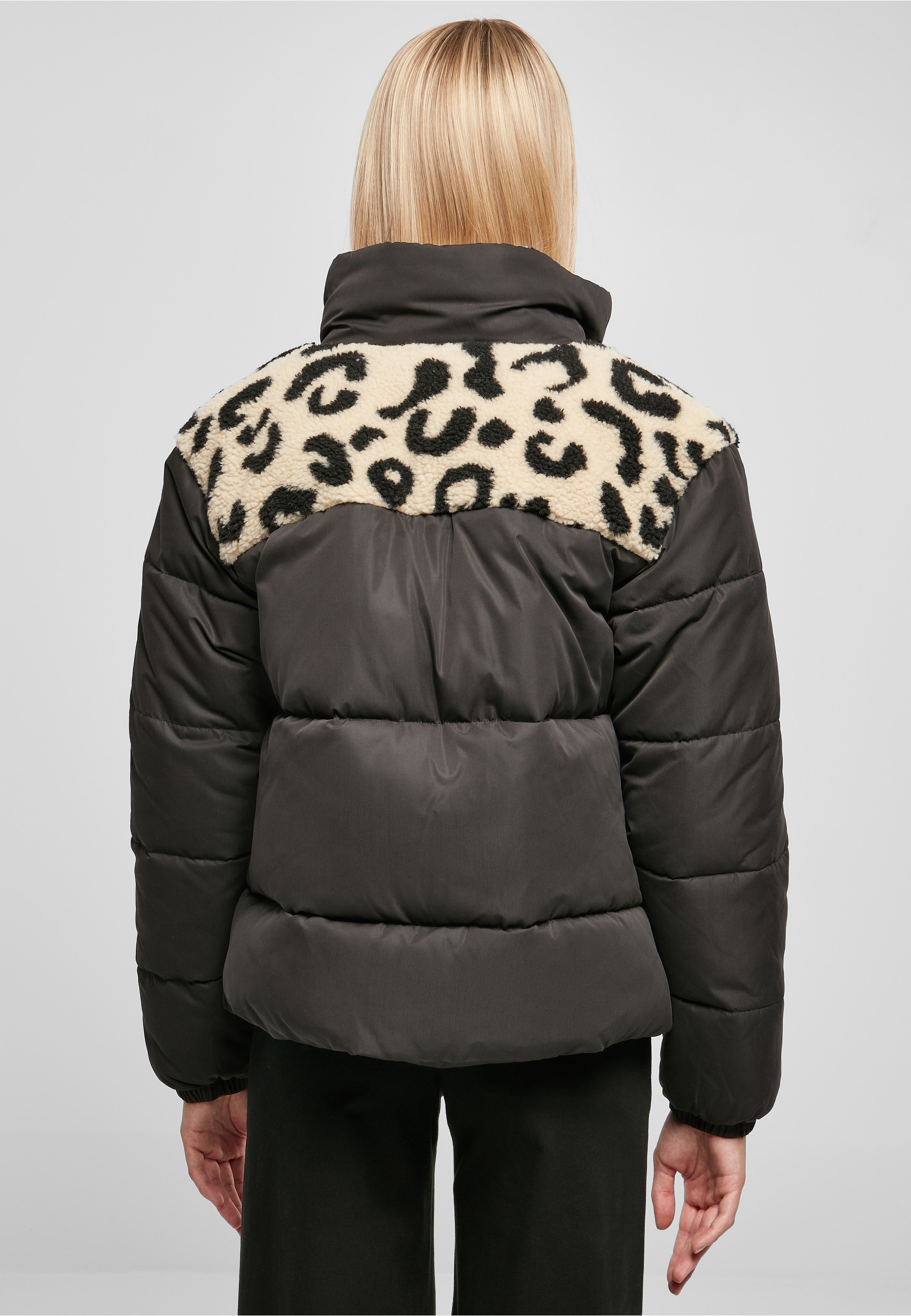 URBAN CLASSICS Winterjacke »Urban Classics Damen Ladies AOP Sherpa Mixed Puffer Jacket« 1 Stk. tlg. ohne Kapuze