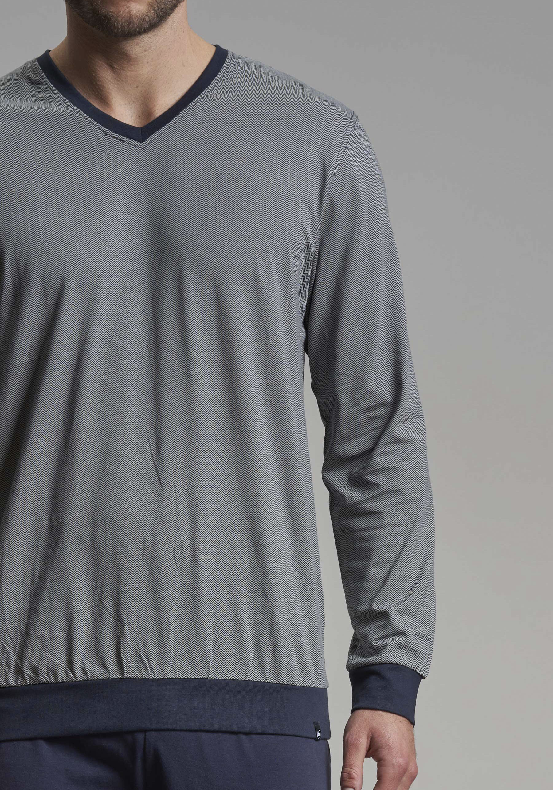 Thumbnail - bugatti Pyjama "Genua" 2 Stk. tlg., V-Ausschnitt, Langarm, lange Hose, mit Logo, bequem