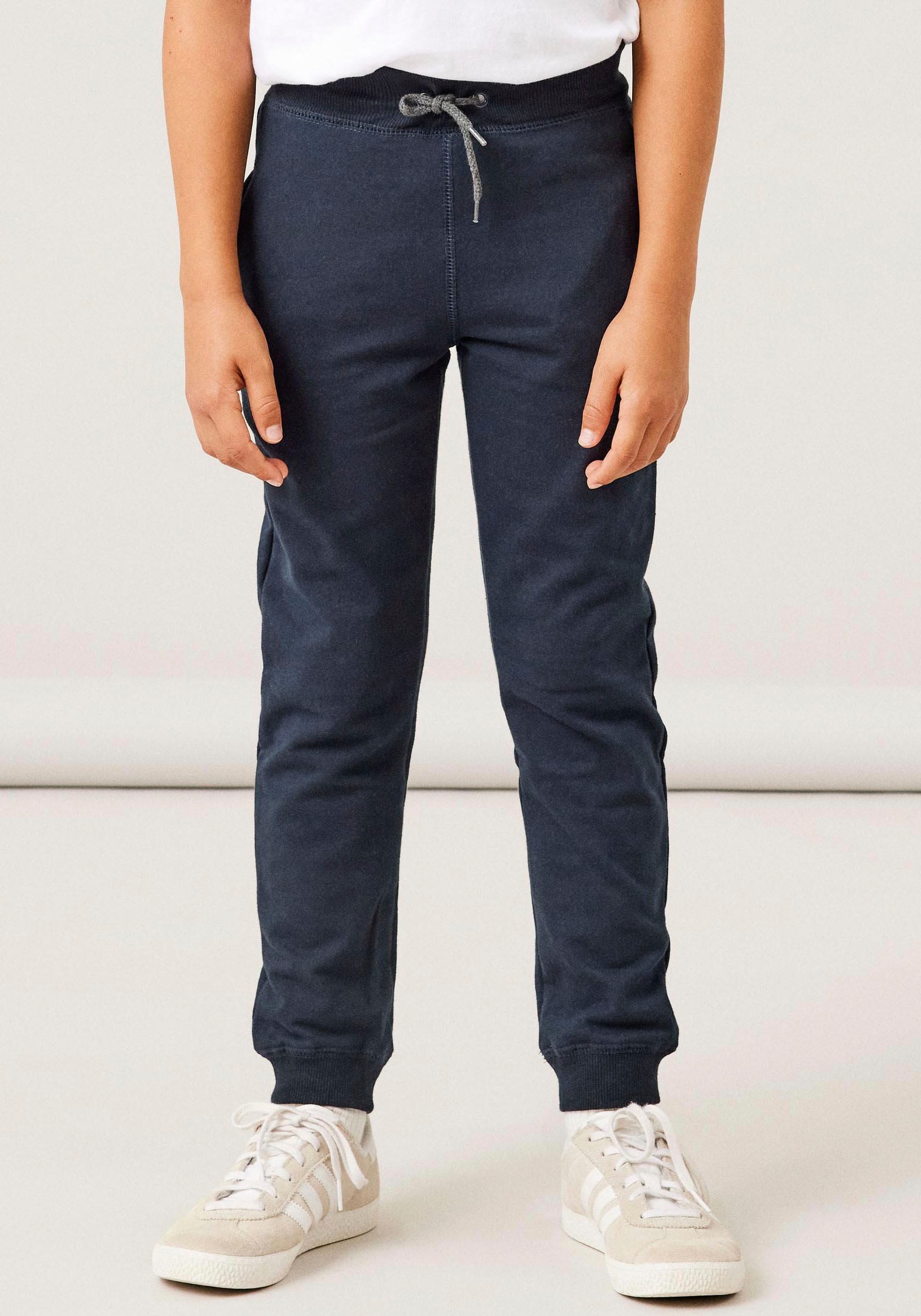 Sweathose NAME IT "NKMSWEAT – Jogger mit verstellbarem Bund und Rippbündchen", Jungen, Gr. 146, N-Gr, blau (schwarz sapphire), angeraute Sweatware, Obermaterial: 80% Baumwolle, 20% Polyester, unifarben, regular fit knöchellang, Hosen Sweathose, unifarben,