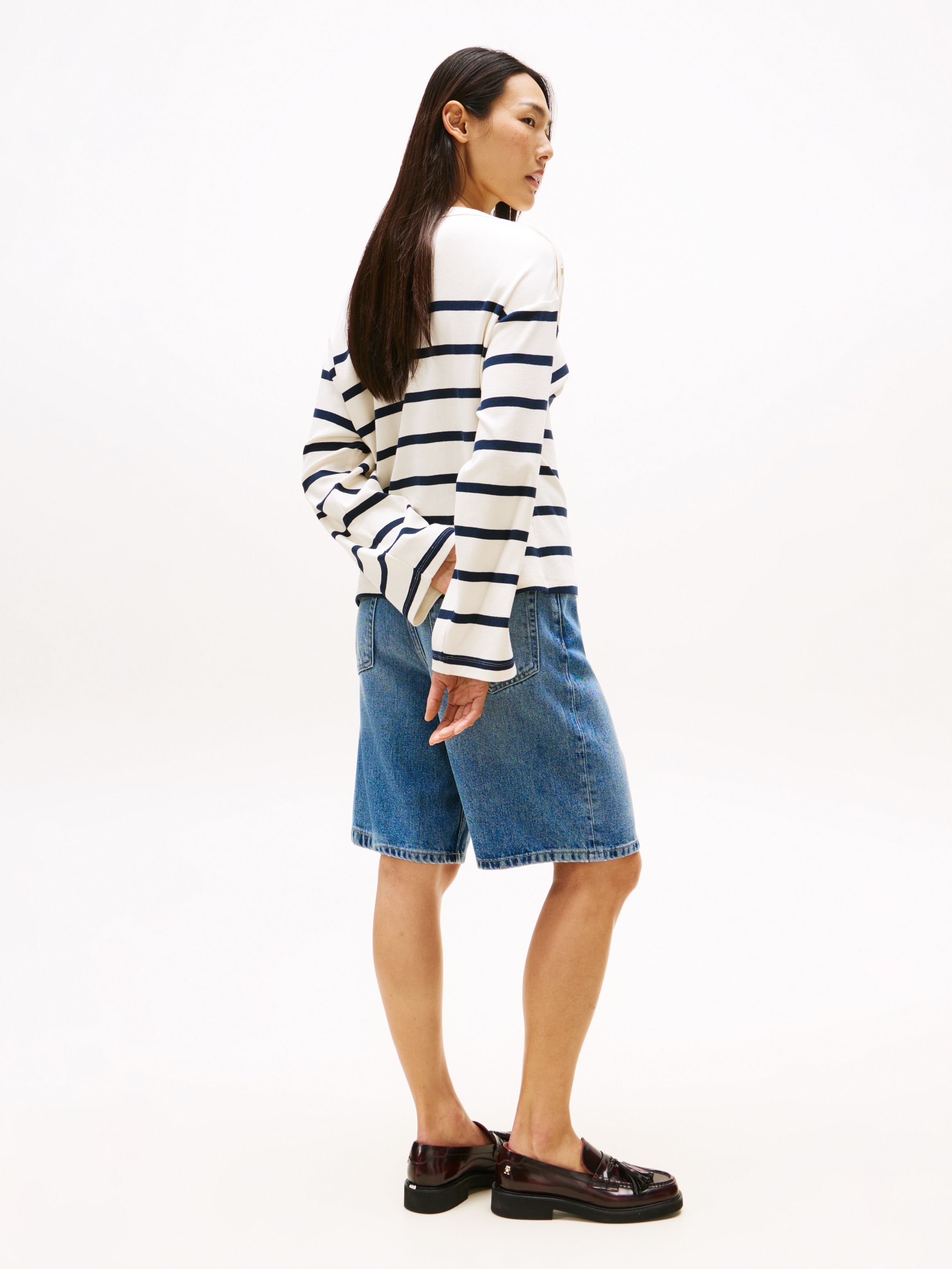 Tommy Hilfiger Langarmshirt »LWK GOLD BUTTON BOAT-NK LS TEE«, mit goldfarbenen Knopf