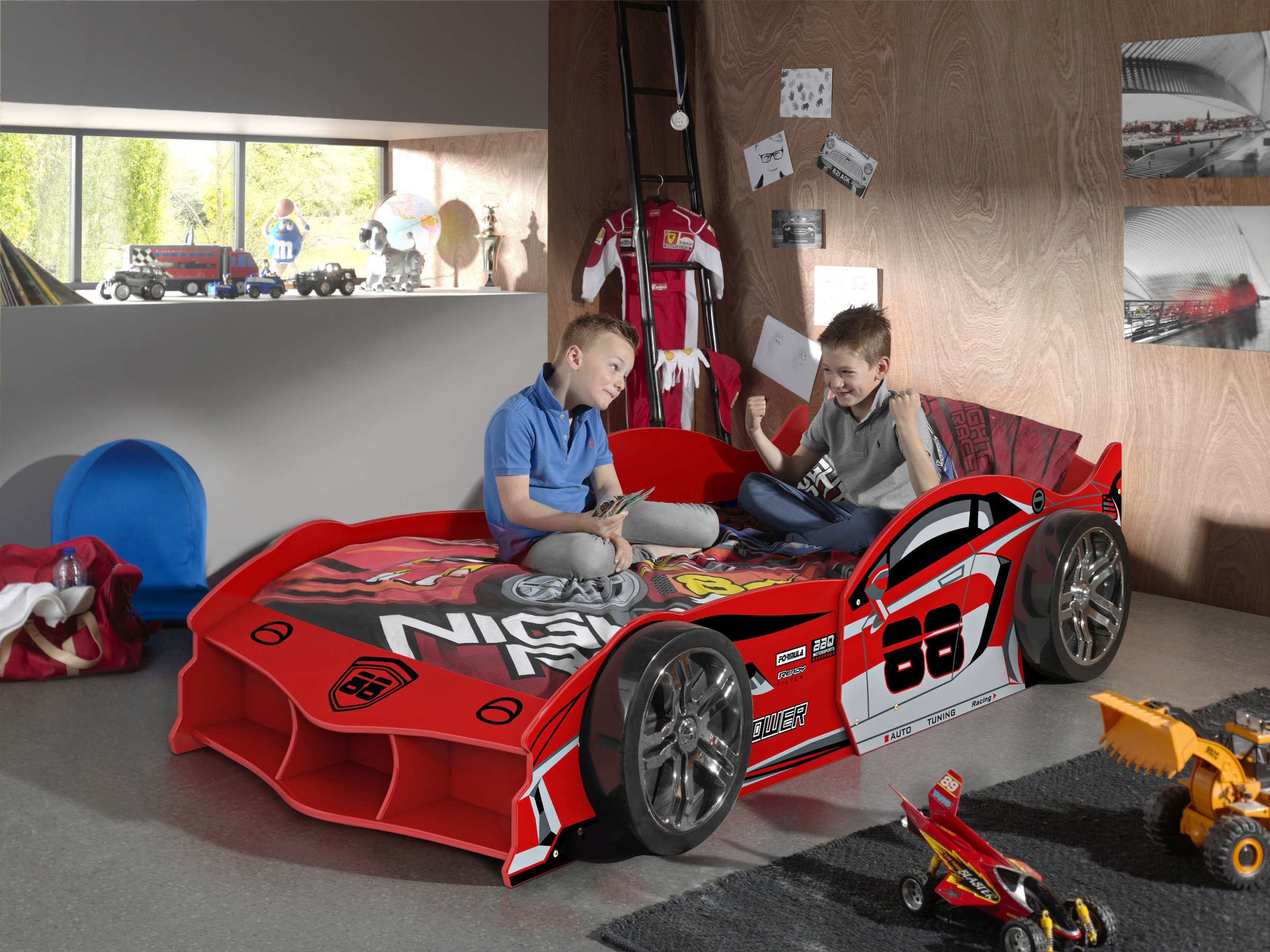 Vipack Autobett »Max 90/200 cm, im Rennwagen-Design, die Show im Kinderzimmer«, (B/H/T ca.: 229x58x114 cm mit Lattenrost und breiten Rädern), tolle Felgen-Optik, glänzend lackiert in 2 Farben erhältlich