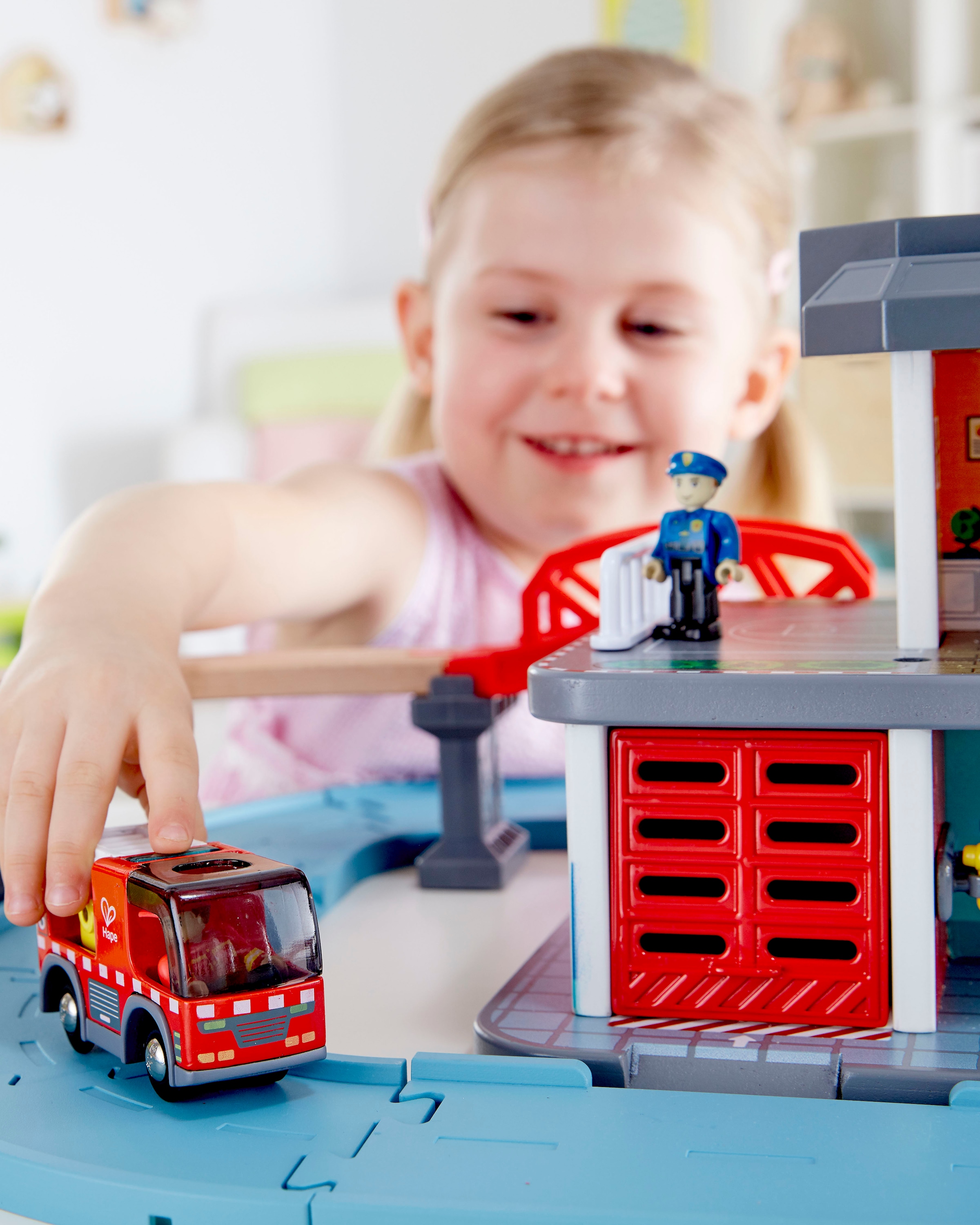 Hape Spielzeug-Feuerwehr »Feuerwehrauto mit Sirene«, mit Licht und Sound