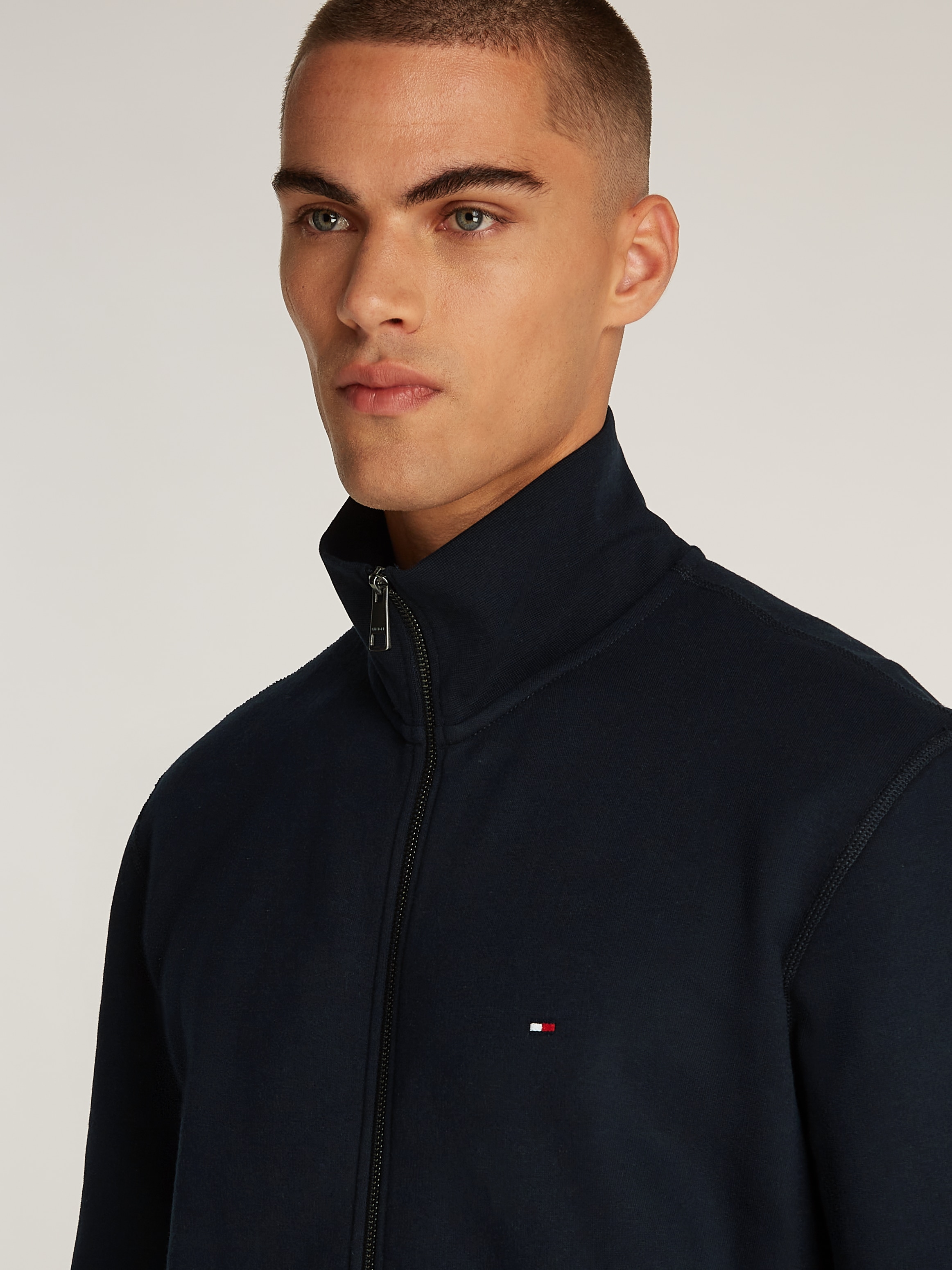 Tommy Hilfiger Sweatjacke »ESSENTIAL FLEECE ZT STAND COLLAR«, mit Logostickerei