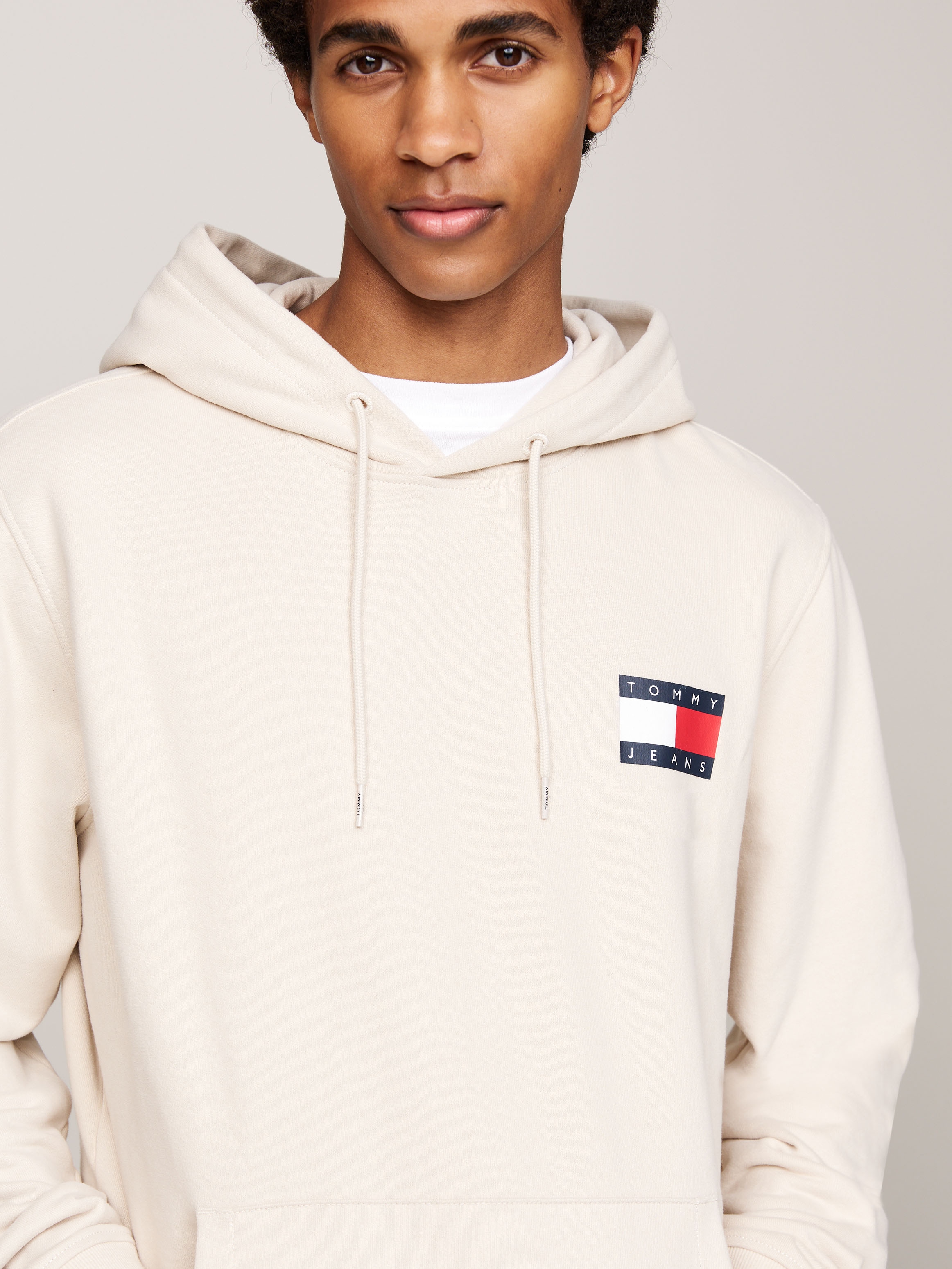 Tommy Jeans Sweatshirt »TJM REG ESSENTIAL FLAG HOOD EXT«, mit bedruckten Markenlogo auf Brusthöhe