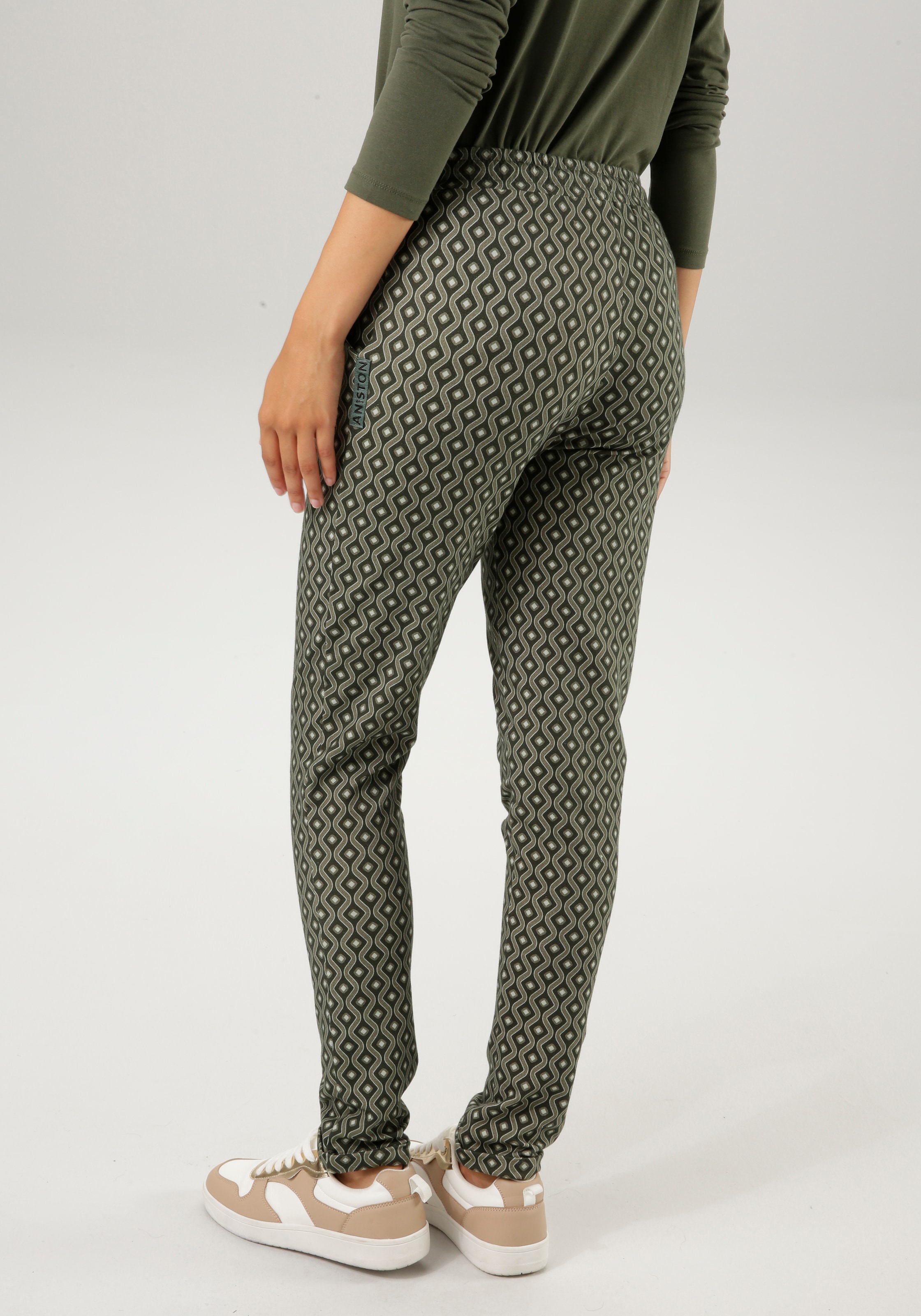 Aniston CASUAL Schlupfhose, mit interessantem, grafischen Muster