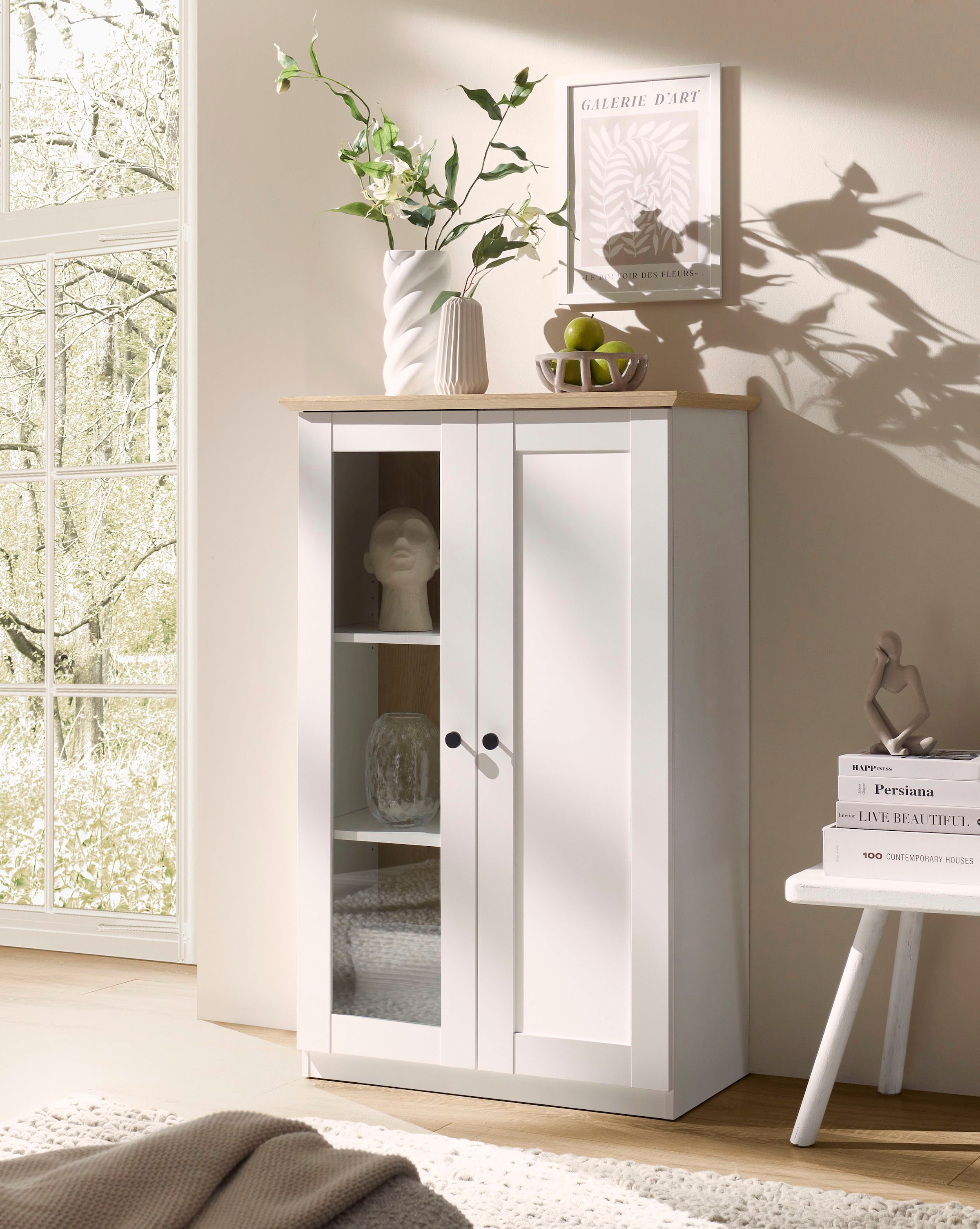 OTTO home Vitrine »Brest, Standvitrine im Landhausstil, Glasvitrine, Vitrinenschrank« schwarze Metallgriffe, ausreichend Stauraum, Glastür, 123 cm hoch