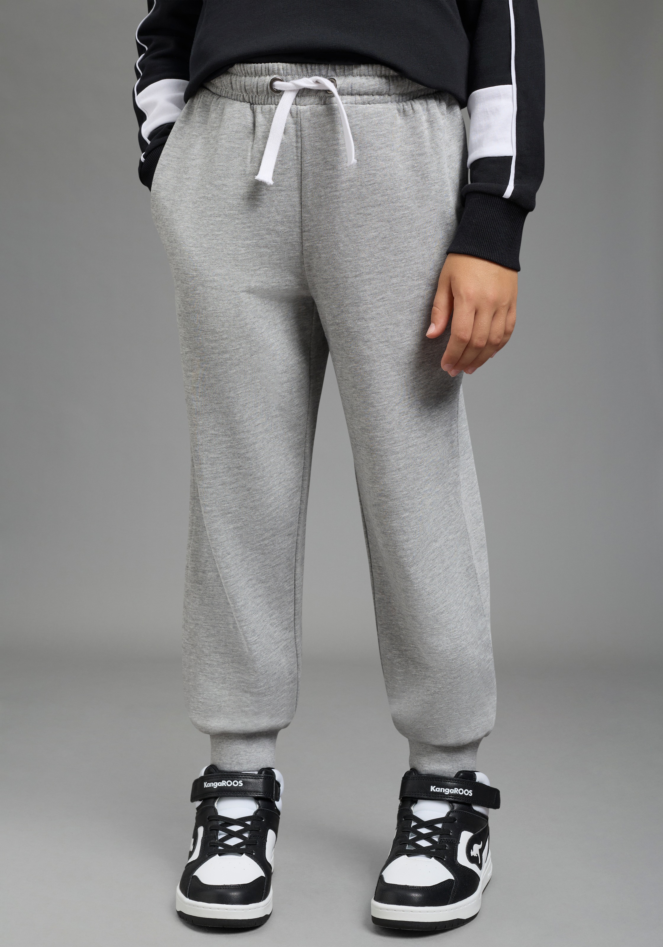 KangaROOS Sweathose "Joggingshose mit KangaROOS Logo-Stickerei" Must-Have Basic Sweathose mit kleiner Logo-Stickerei