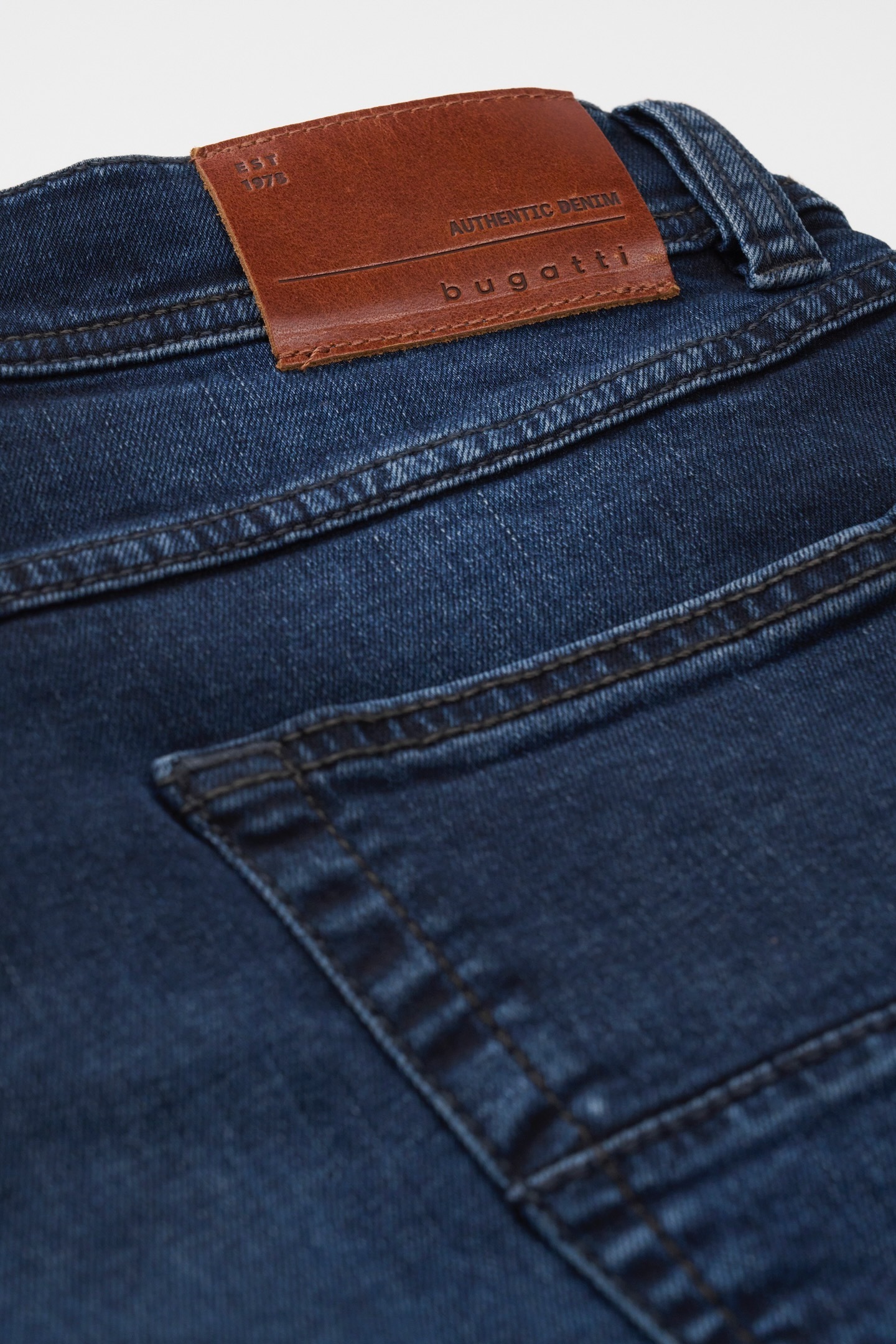 bugatti 5-Pocket-Jeans »Regular Fit«, aus Authentic Denim mit Stretch-Komfort
