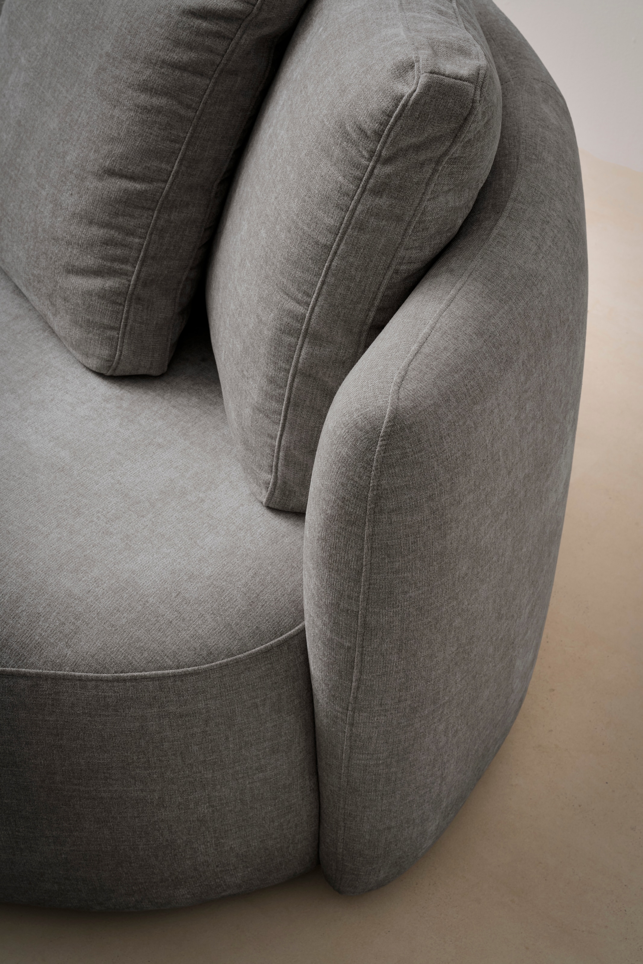 OTTO products 2,5-Sitzer »Kaarl, rundes Loungesofa, Sofa mit Kissen, perfekt gepolstert« Webstoff, in fünf Farben, zeitloses Design, inkl. 5 Rückenkissen