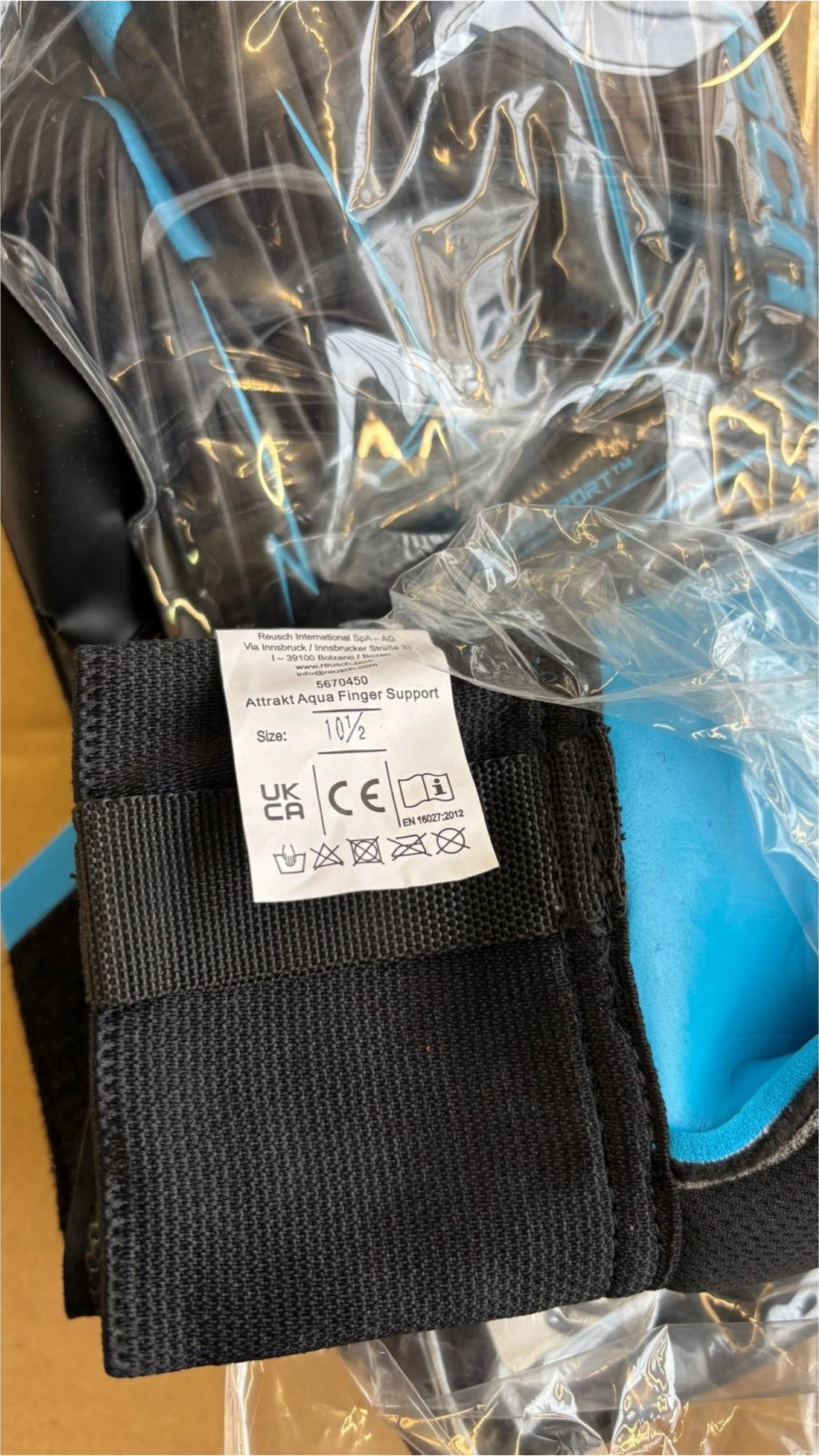 Reusch Torwarthandschuhe »Attrakt Aqua Finger Support« mit integriertem Fingersupport-System