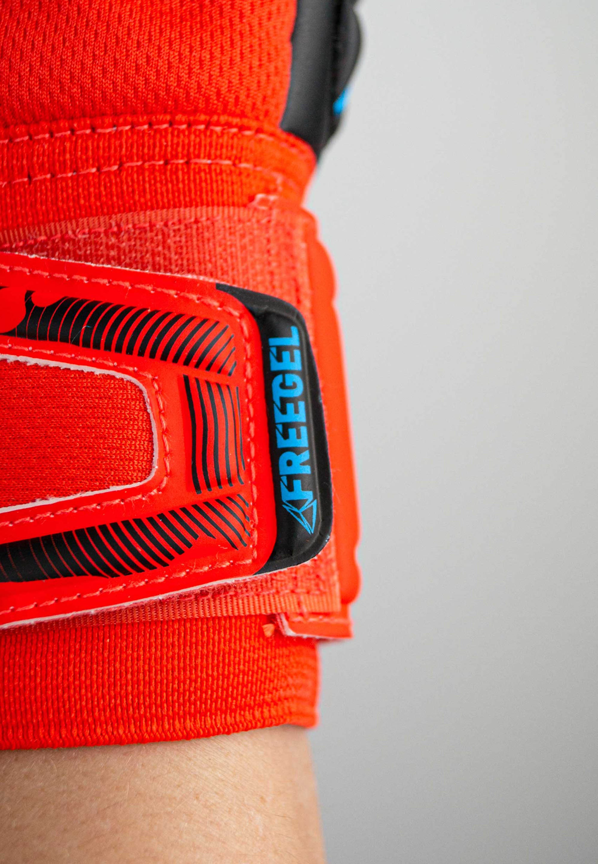 Reusch Torwarthandschuhe »Attrakt Freegel Silver Junior«, mit sehr gutem Grip