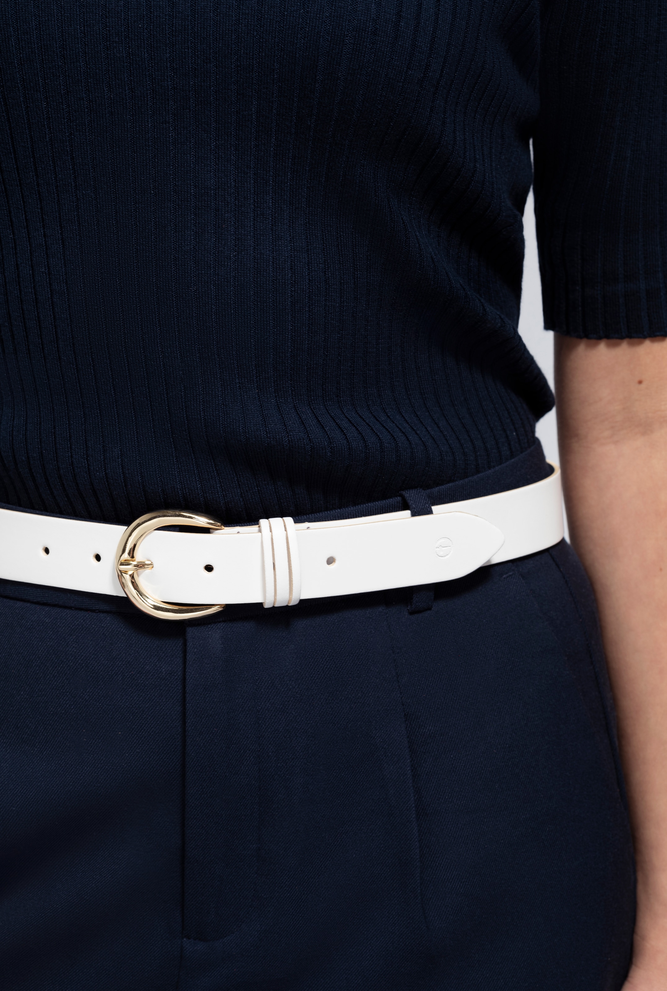 Tamaris Ledergürtel 3cm breit, schlichte Dornschnalle in Gold, dezentes Markenlogo