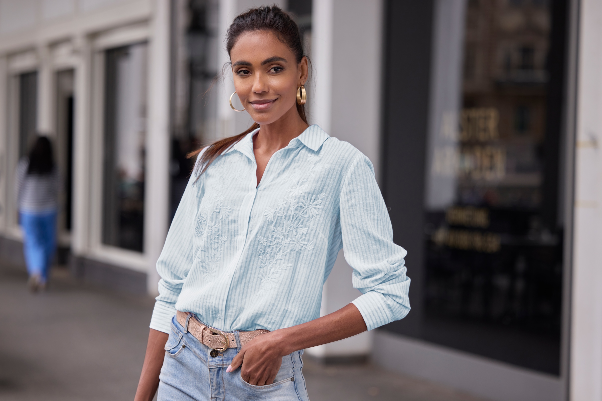 LASCANA Langarmbluse mit floraler Stickerei