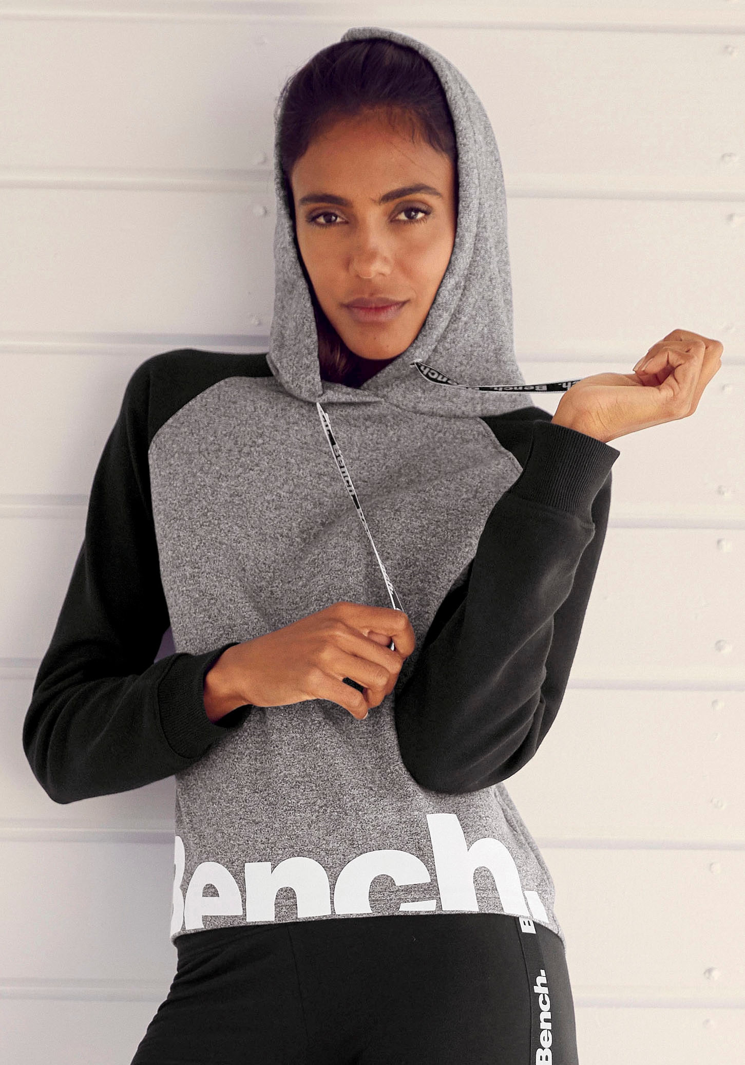 BAUR mit | Kapuzensweatshirt, Logodruck abgesetzten und für Bench. farblich bestellen Ärmeln