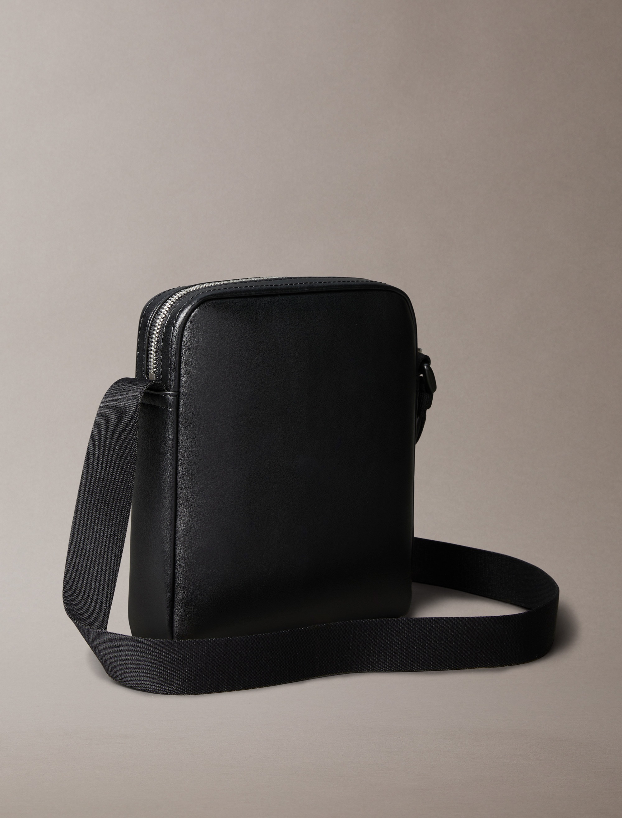 Calvin Klein Jeans Messenger Bag »MONO LOGO REPORTER 18«, Schultertasche, Herren-Umhängetasche, Mini Bag mit Logoschriftzug
