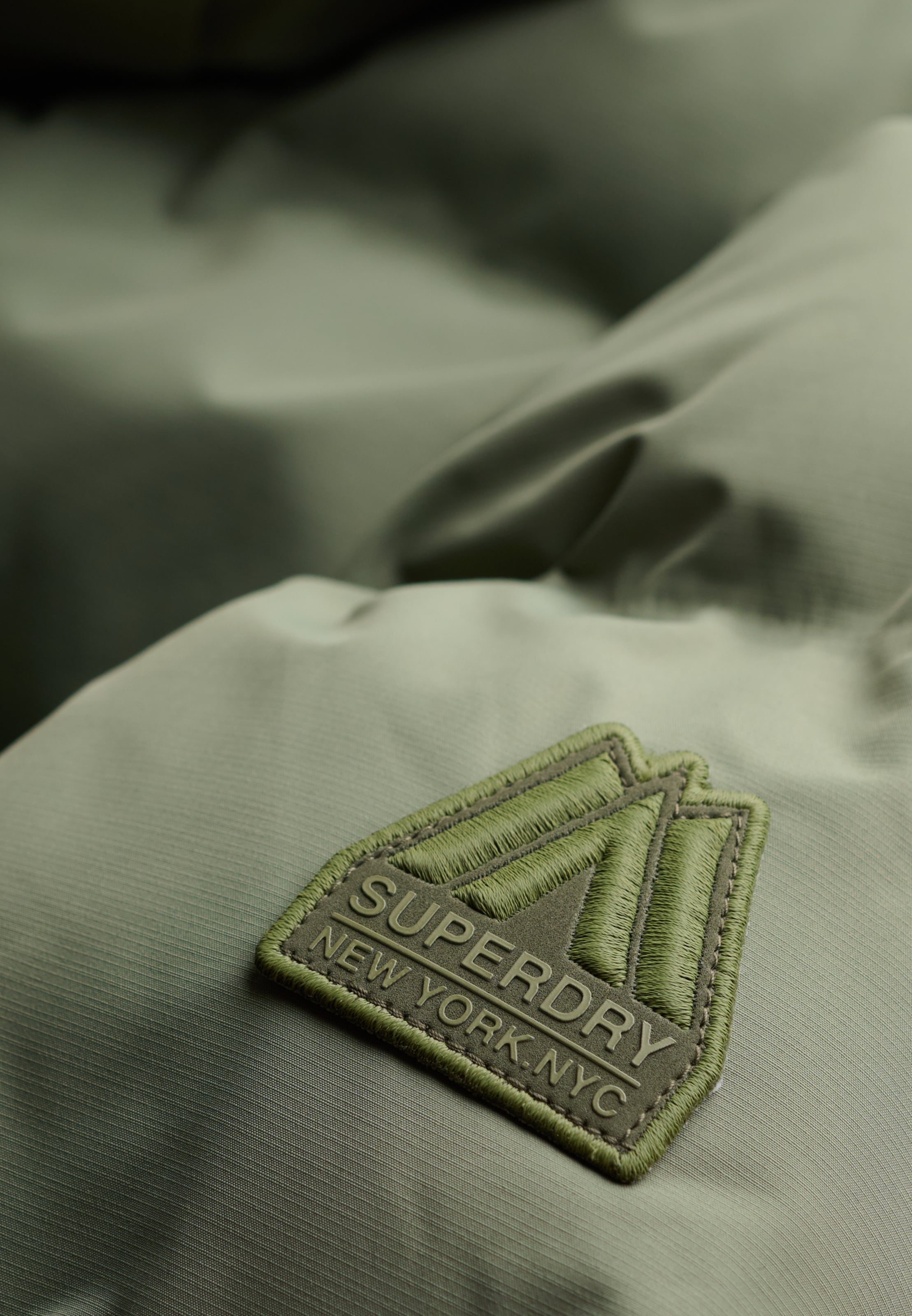 Superdry Steppjacke »HOODED CITY PADDED JACKET« mit Kapuze Kunstfaser, relaxed fit