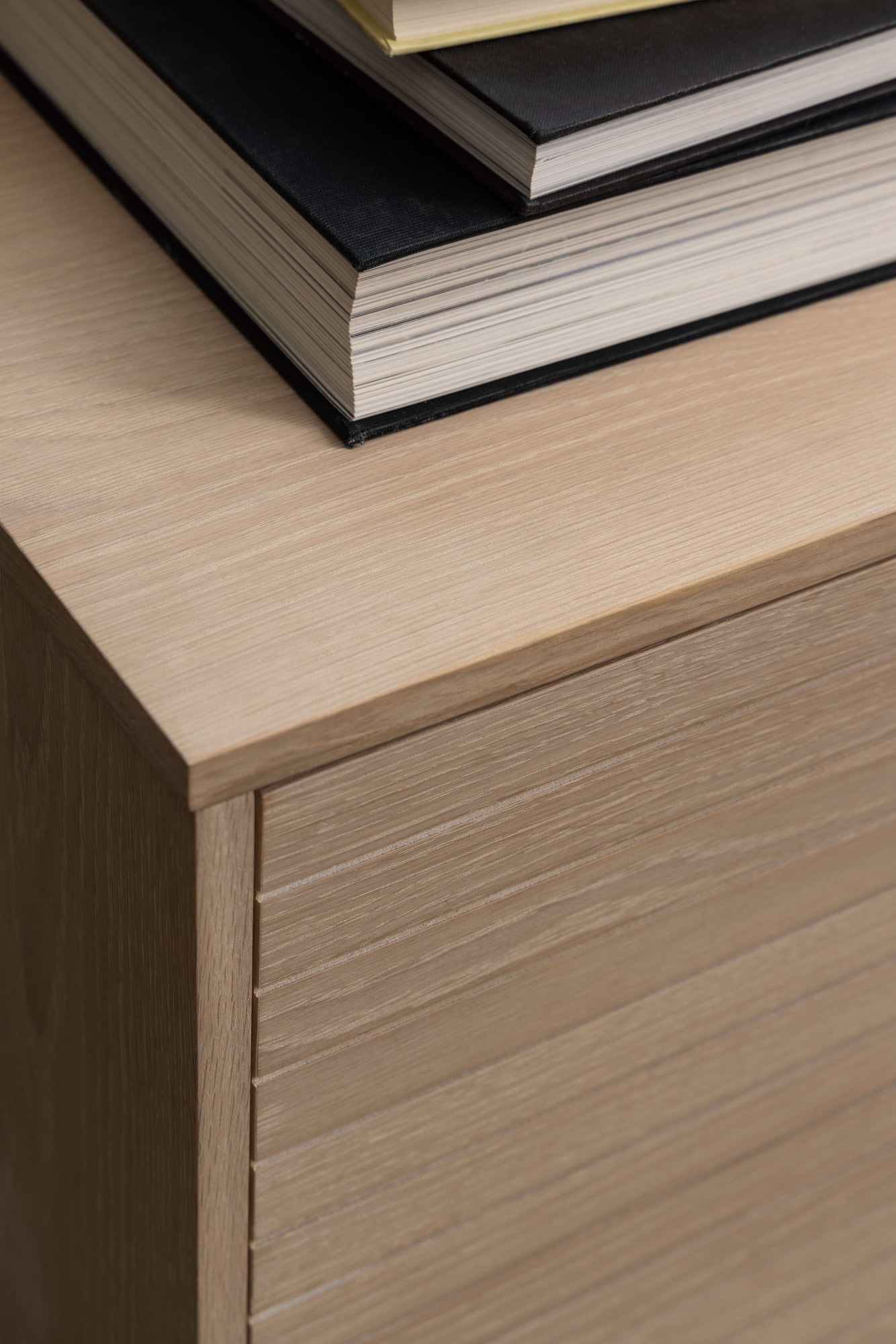 ACTONA GROUP Sideboard »Linley Anrichte, gerillte Front,«, Eiche furniert, 3 Türen, 3 Einlegeböden, Lamellenfront