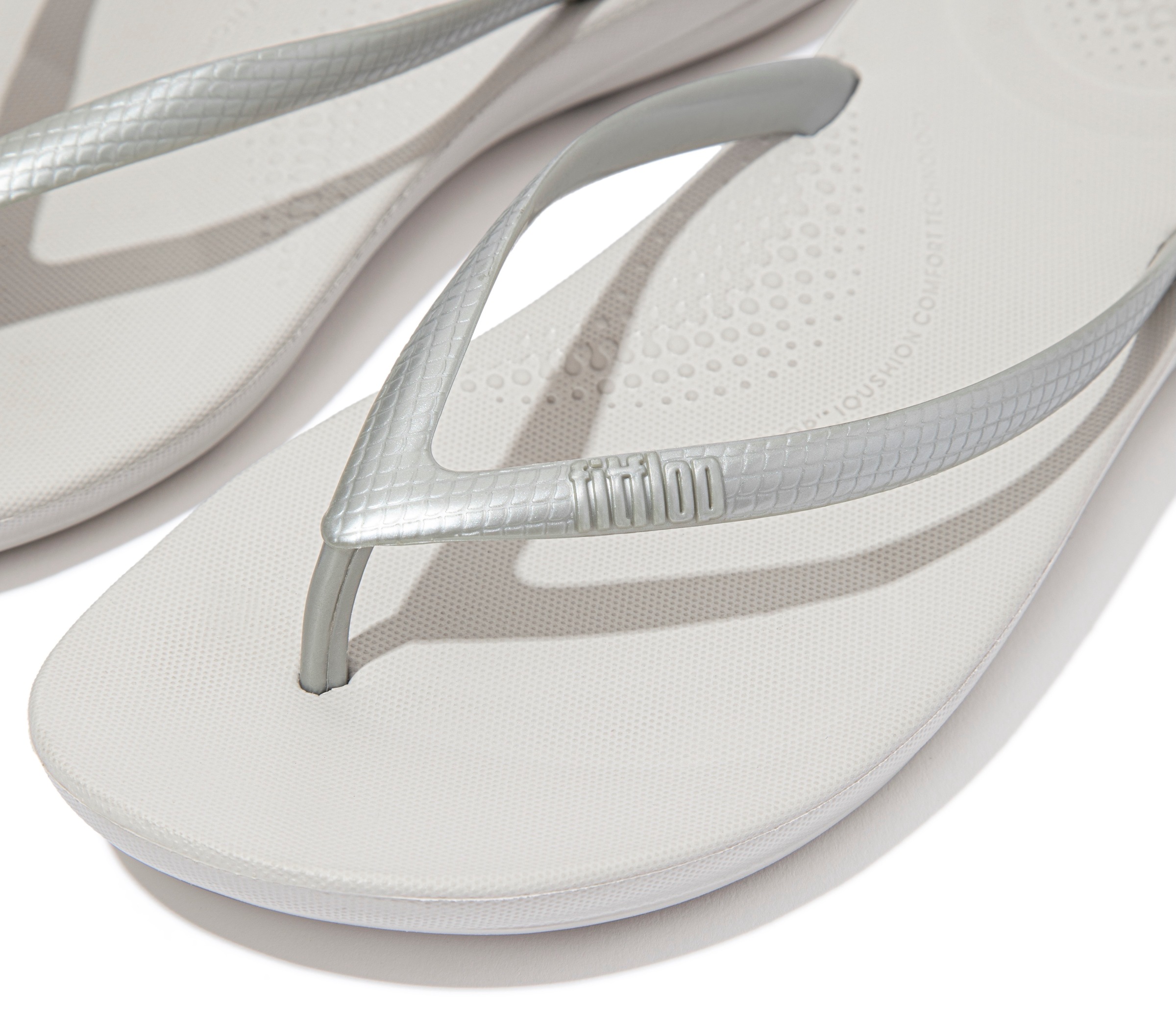 Fitflop Zehentrenner »IQUSHION«, Keilabsatz, Sommerschuh, Schlappen in schmaler Form