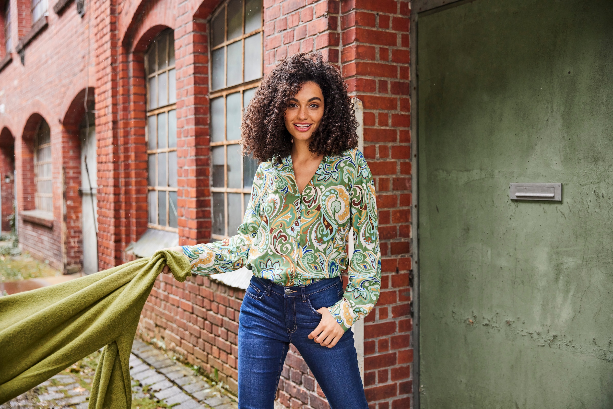 Beinabschluss | BAUR CASUAL mit bestellen ausgefranstem Waschung Aniston am Bootcut-Jeans, leicht für trendiger