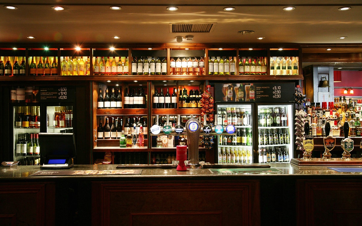 Papermoon Fototapete "ENGLISH BAR-PUB BISTRO CAFE RESTAURANT FLASCHEN BIER"