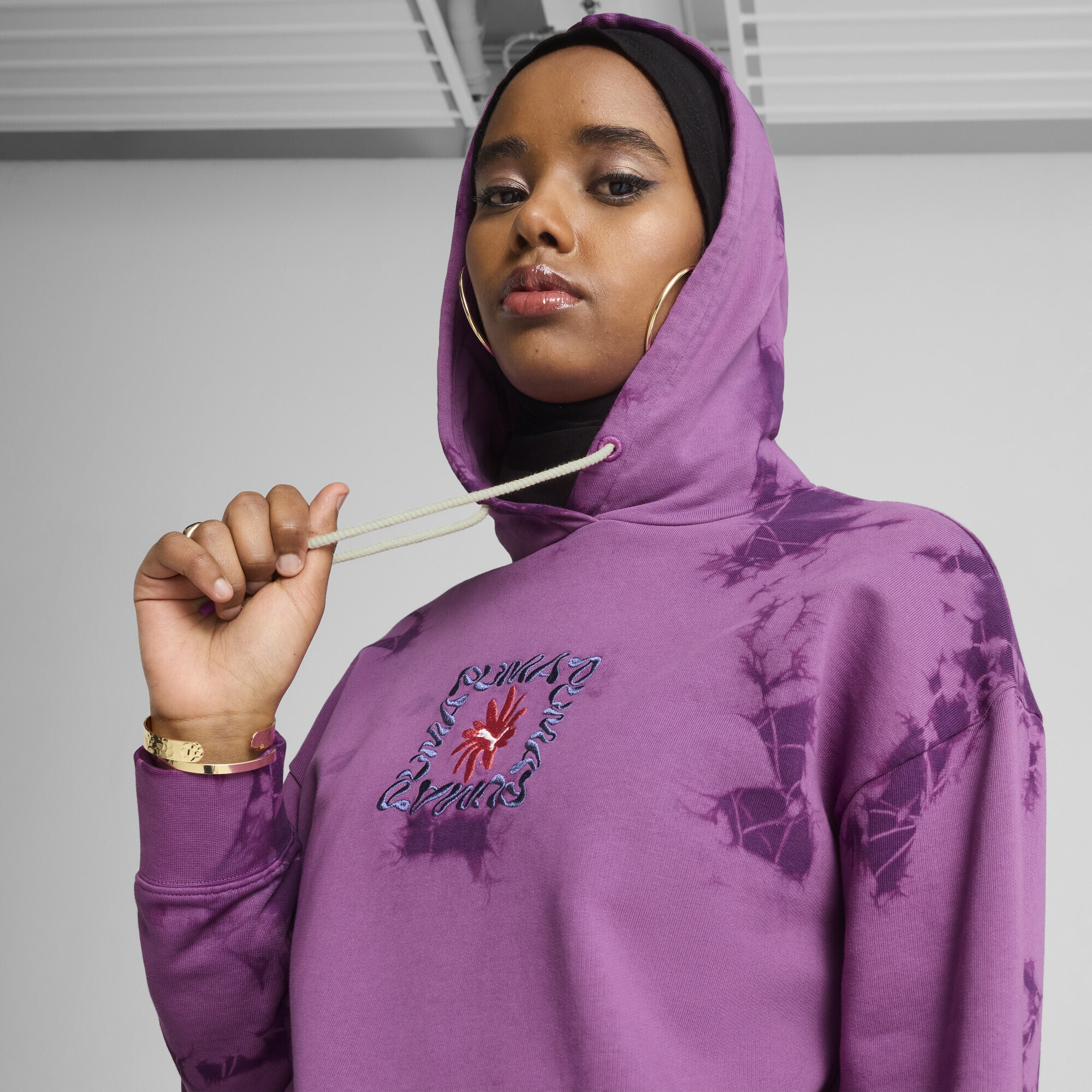 PUMA Hoodie »WARDROBE ESS FLORAL PACK Kurzer figurbetonter Hoodie mit«